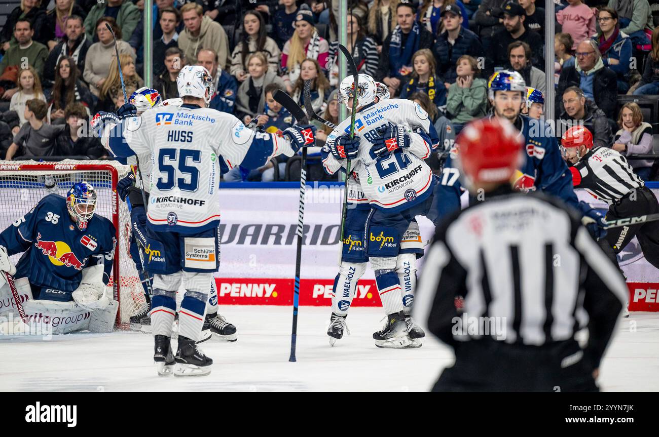 Monaco, Germania. 22 dicembre 2024. Die Sauerlaender bejubeln mit John Broda (Iserlohn Roosters, #22) dessen Tor zum 2:1 - Anschluss. GER, EHC Red Bull Muenchen vs. Iserlohn Roosters, Eishockey, DEL, 29. Spieltag, Saison 2024/2025, 22.12.2024. Foto: Eibner-Pressefoto/Heike Feiner credito: dpa/Alamy Live News Foto Stock