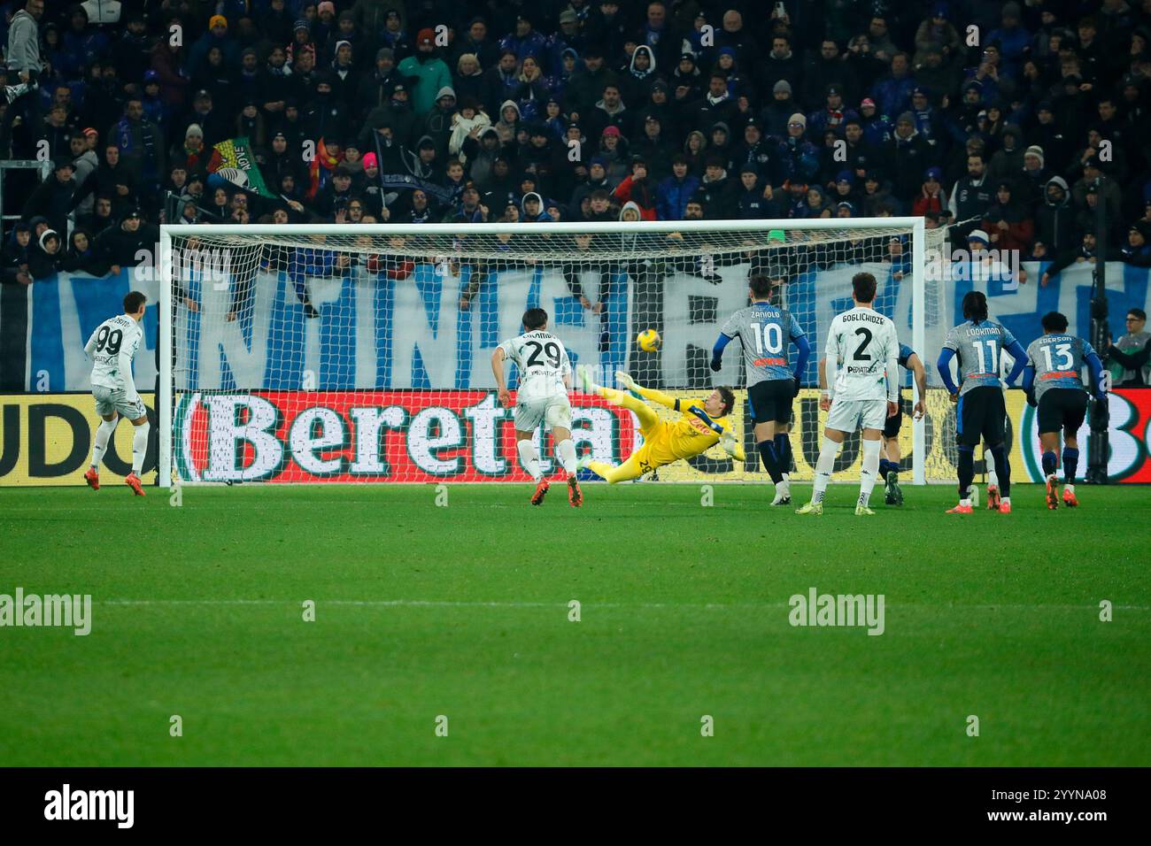 22 dicembre 2024; Stadio Gewiss, Bergamo, Italia, calcio di serie A, Atalanta contro Empoli; Sebastiano Esposito dell'Empoli FC segna il gol 2-2 al 57° minuto dal calcio di rigore Foto Stock