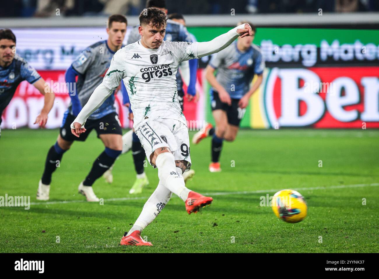 Sebastiano ESPOSITO di Empoli segna il suo rigore durante il campionato italiano di serie A tra Atalanta BC e Empoli FC il 22 dicembre 2024 allo stadio Gewiss di Bergamo Foto Stock