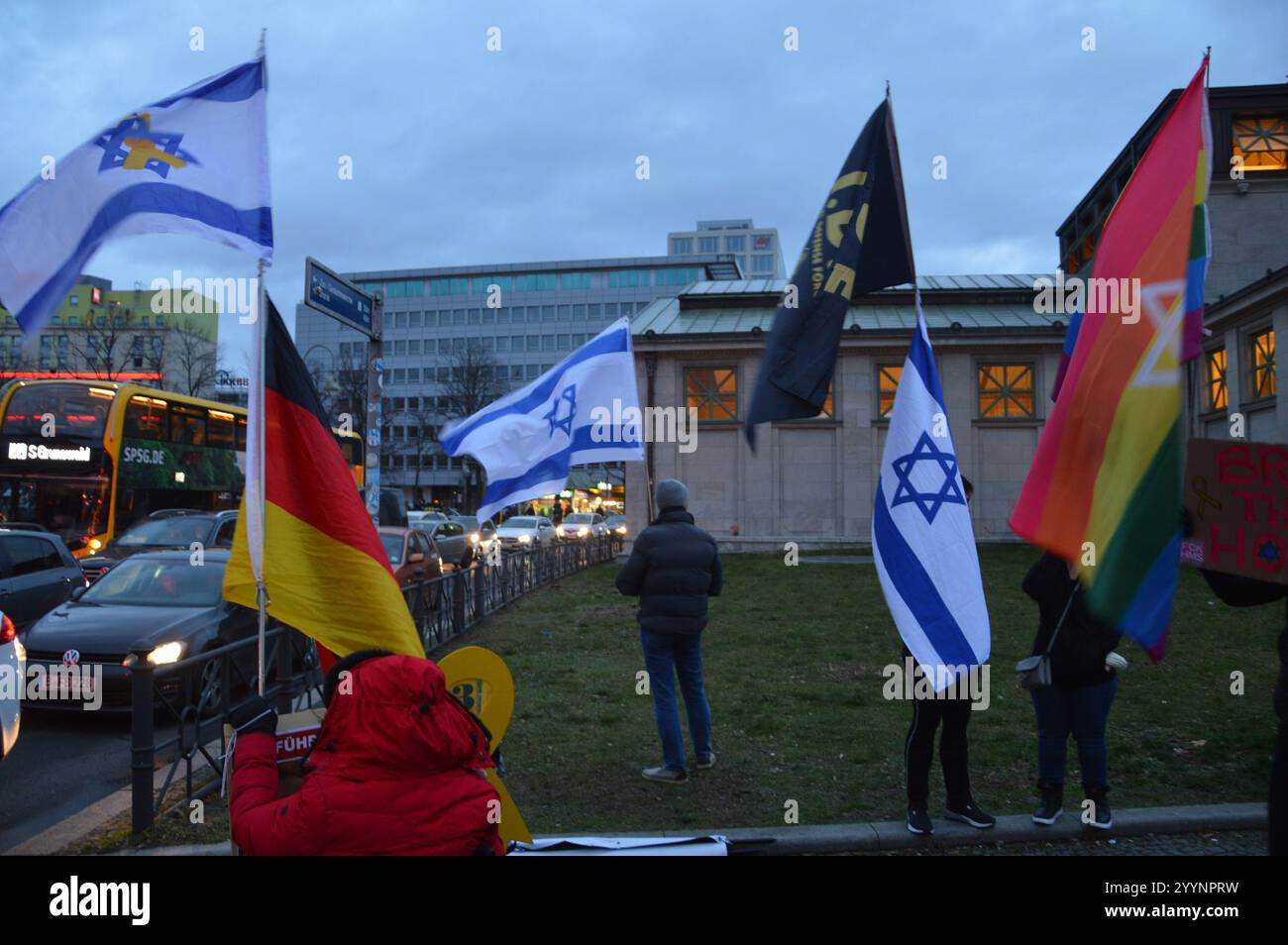 Berlino, Germania - 21 dicembre 2024 - rally pro-Israele a Wittenbergplatz. (Foto di Markku Rainer Peltonen) Foto Stock