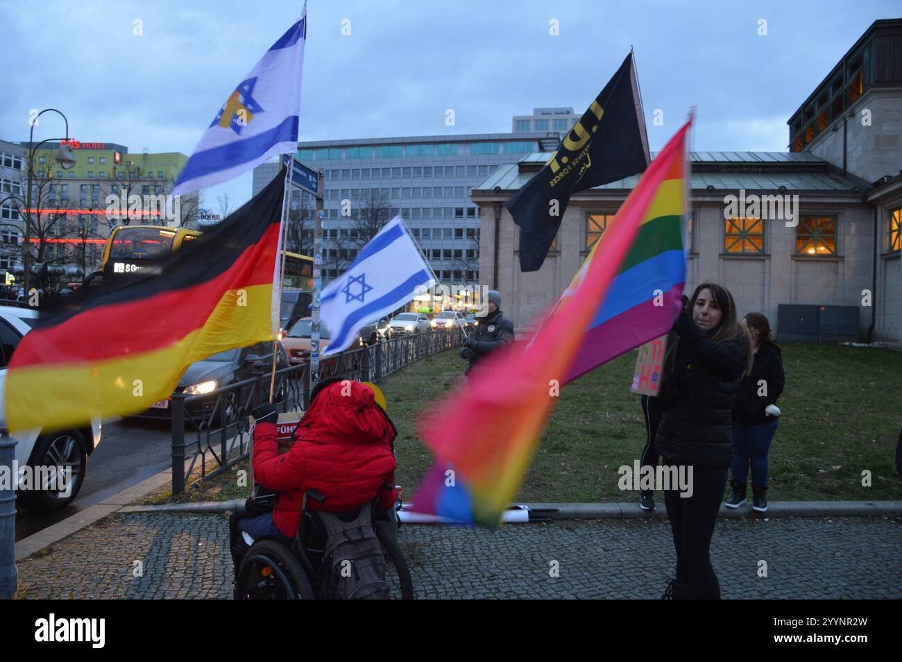 Berlino, Germania - 21 dicembre 2024 - rally pro-Israele a Wittenbergplatz. (Foto di Markku Rainer Peltonen) Foto Stock