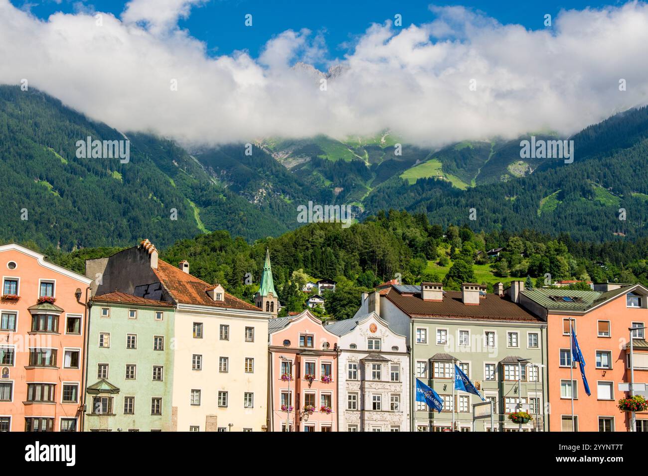 Edifici colorati nella Città Vecchia, Innsbruck, Tirolo, Austria. Foto Stock