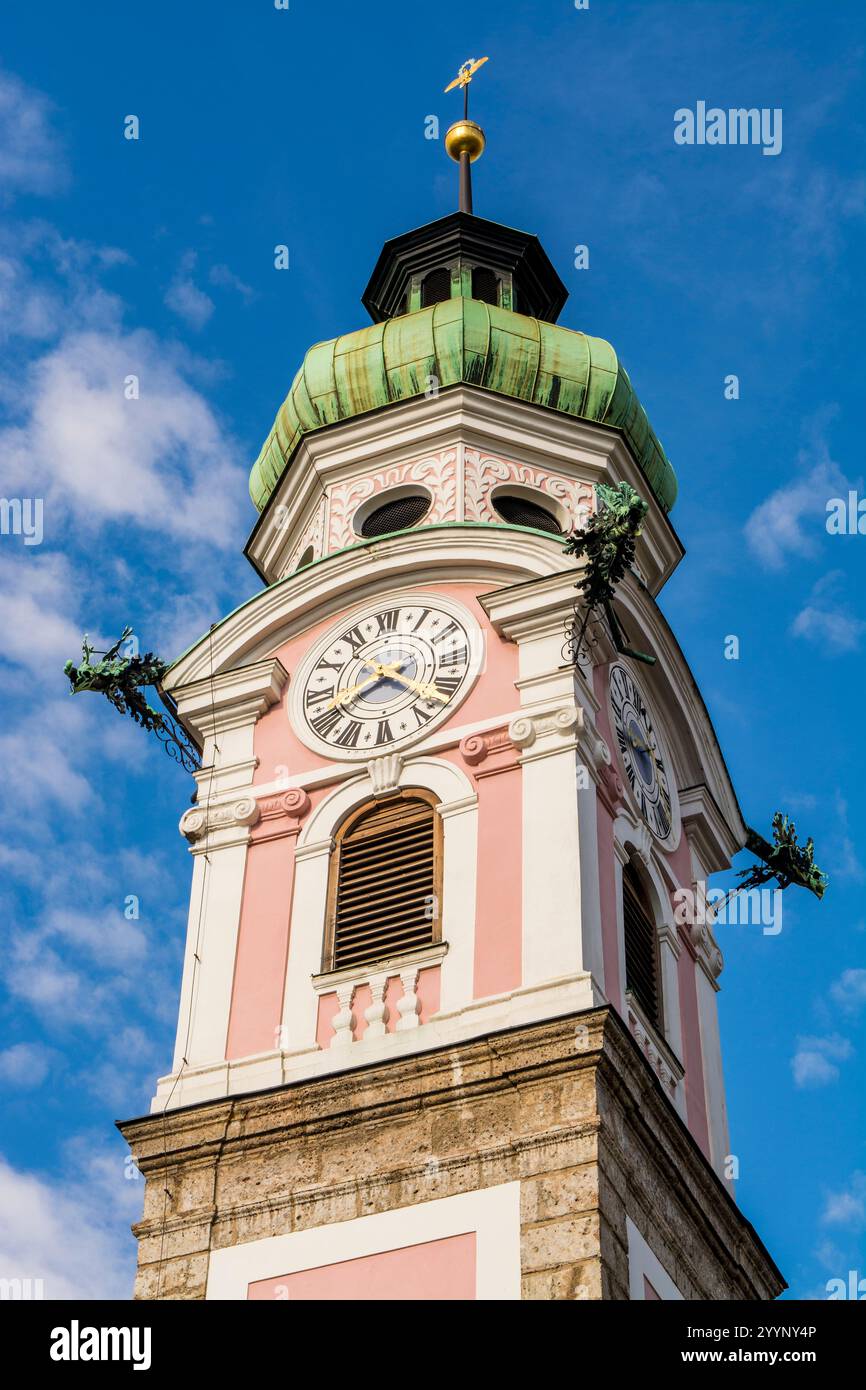 La Spitalskirche o Chiesa ospedaliera dello Spirito Santo, torre dell'orologio, Città Vecchia, Innsbruck, Tirolo, Austria. Foto Stock