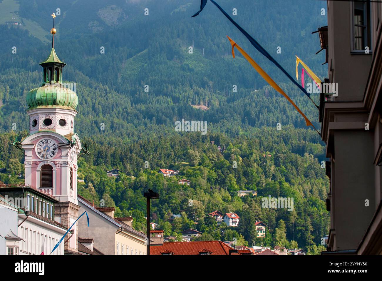La Spitalskirche o Chiesa ospedaliera dello Spirito Santo, torre dell'orologio, Città Vecchia, Innsbruck, Tirolo, Austria. Foto Stock