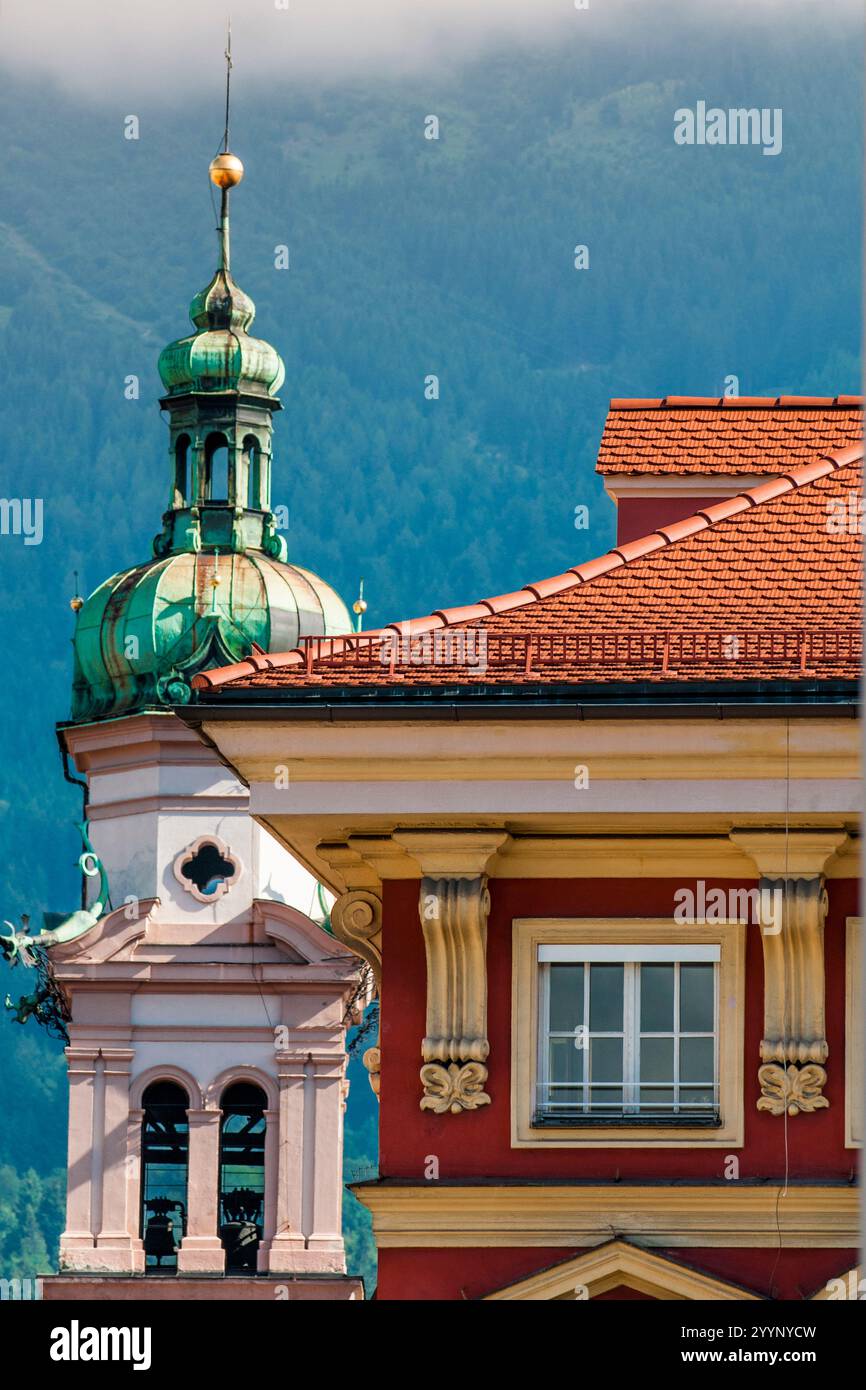 Chiesa serva della torre dell'orologio di San Giuseppe, città vecchia, Innsbruck, Tirolo, Austria. Foto Stock
