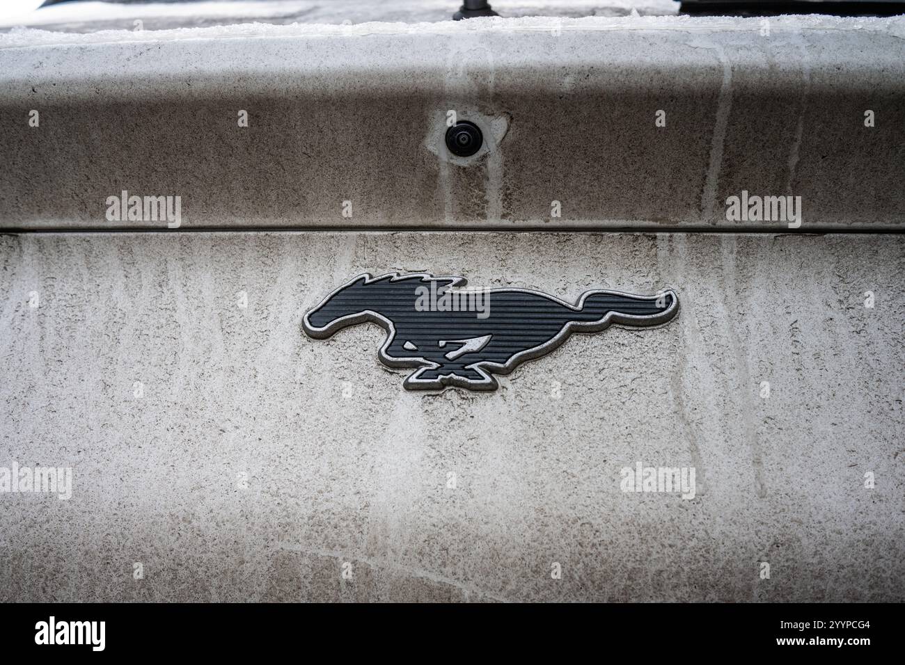 Gothenburg, Svezia - 08 dicembre 2022: Fotocamera posteriore di un'auto elettrica Ford Mustang Mach-e. Foto Stock
