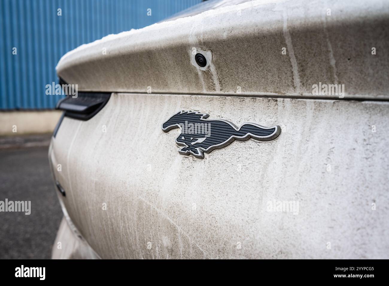 Gothenburg, Svezia - 08 dicembre 2022: Fotocamera posteriore di un'auto elettrica Ford Mustang Mach-e. Foto Stock