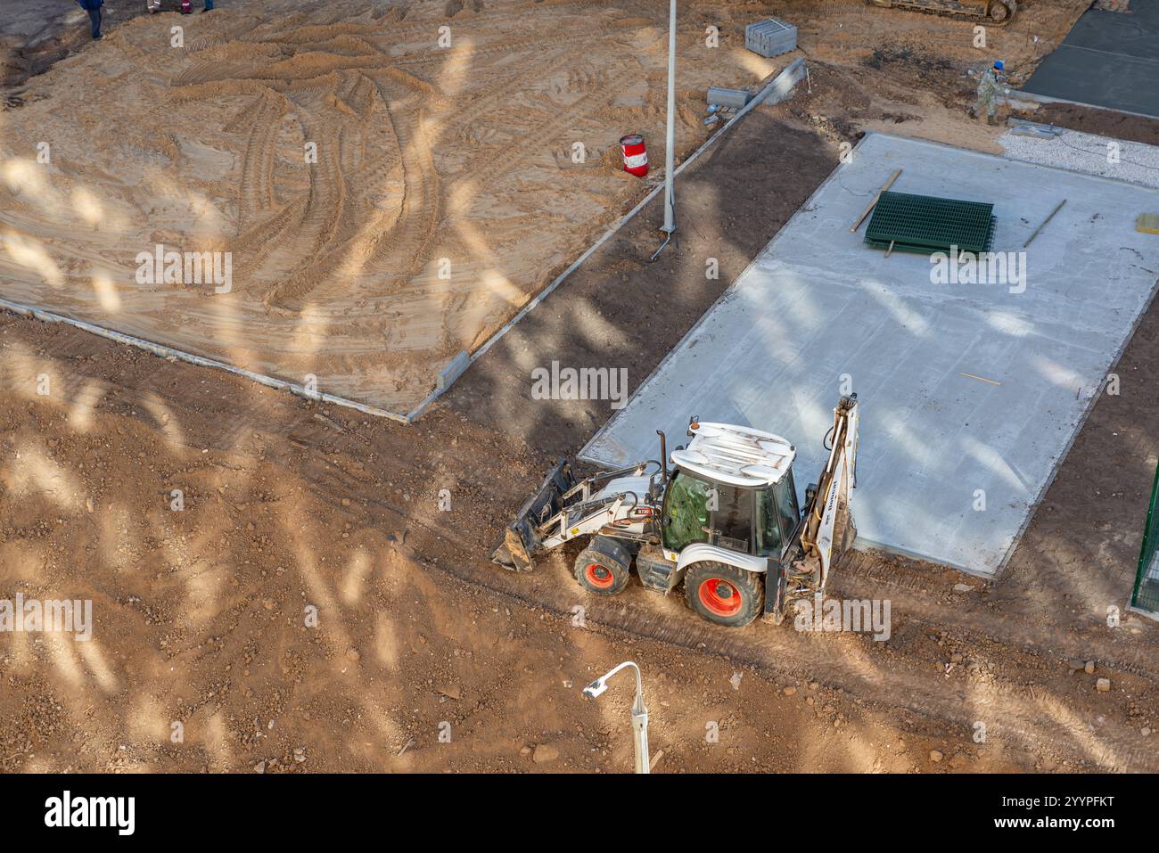 Un trattore industriale consente di livellare il terreno in un cantiere edile. Cheboksary, Russia. 9/27/2024 Foto Stock