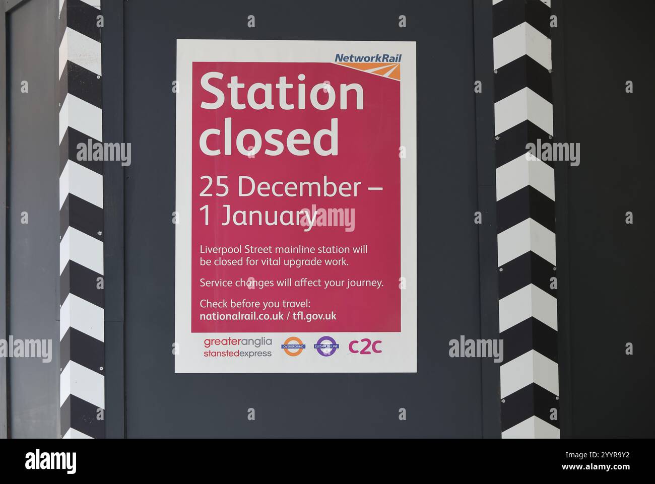 Stazione di Liverpool Street con cartelli informativi sulla chiusura nel periodo natalizio a causa di lavori di ingegneria, Londra, Regno Unito Foto Stock