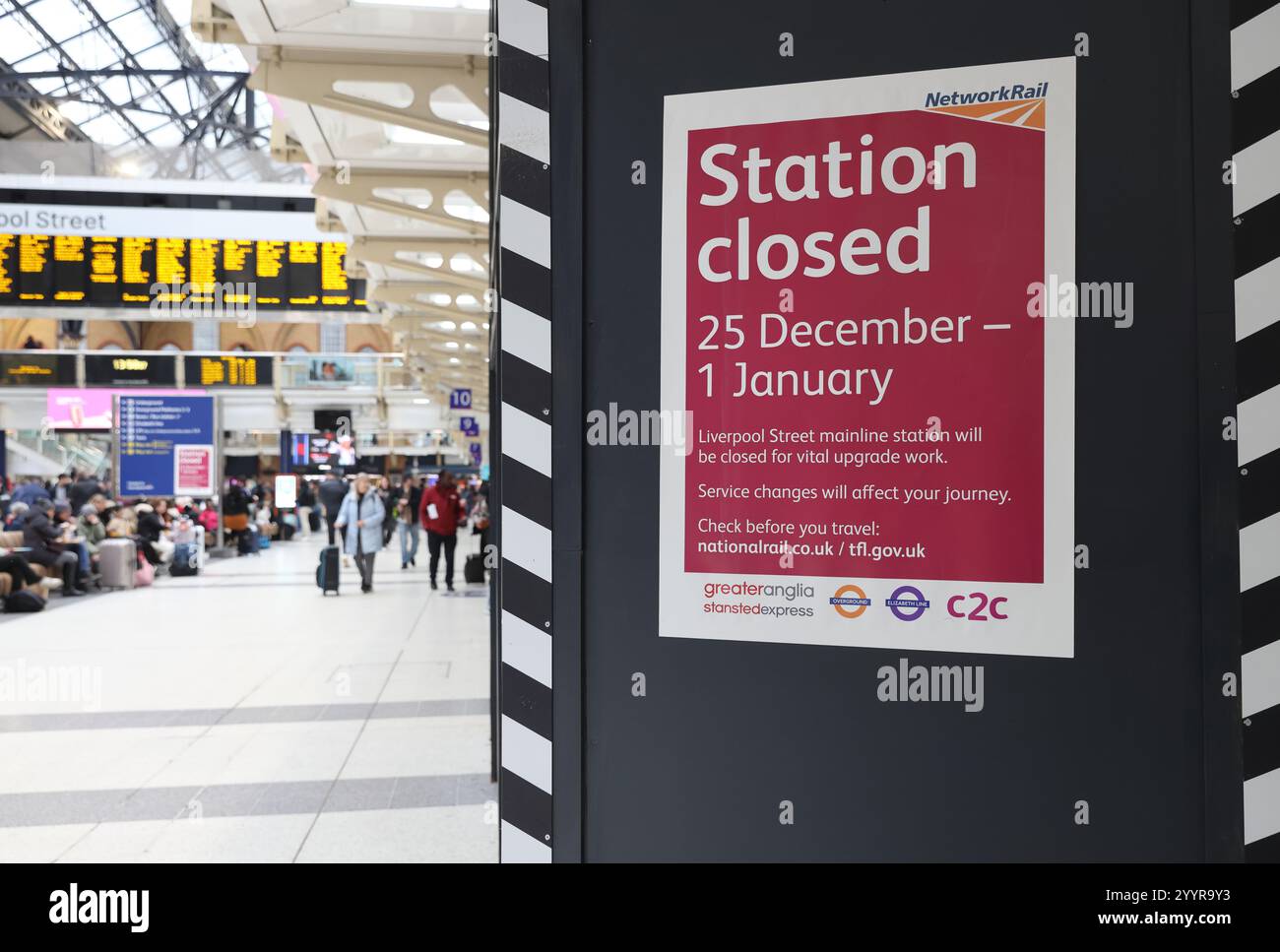 Stazione di Liverpool Street con cartelli informativi sulla chiusura nel periodo natalizio a causa di lavori di ingegneria, Londra, Regno Unito Foto Stock
