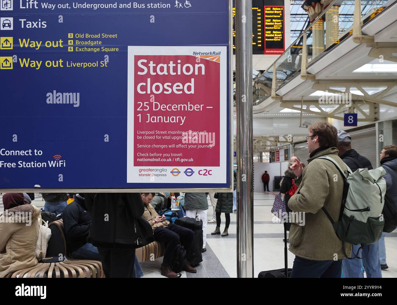 Stazione di Liverpool Street con cartelli informativi sulla chiusura nel periodo natalizio a causa di lavori di ingegneria, Londra, Regno Unito Foto Stock