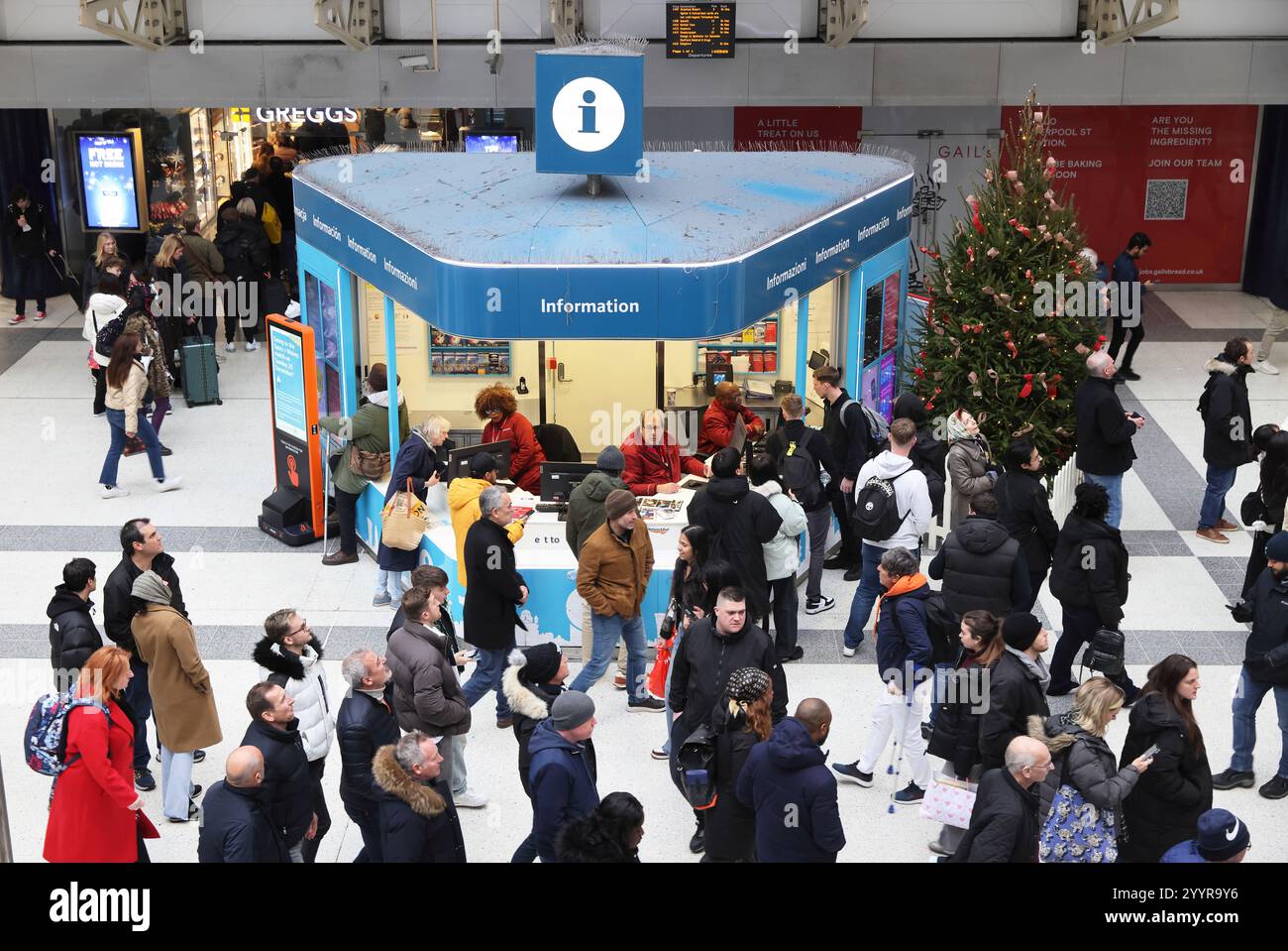 Stazione di Liverpool Street con cartelli informativi sulla chiusura nel periodo natalizio a causa di lavori di ingegneria, Londra, Regno Unito Foto Stock