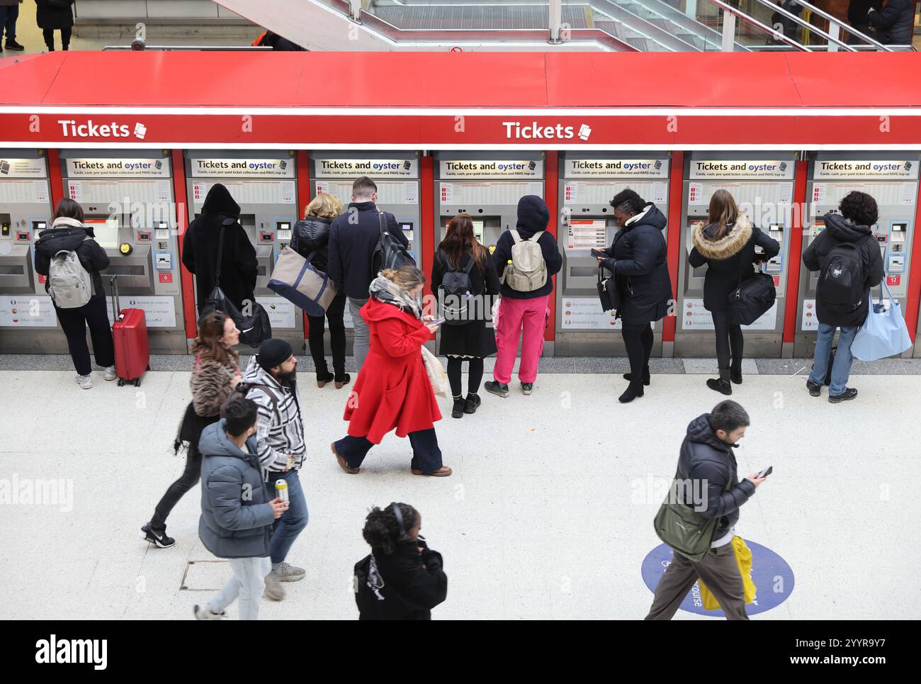 Stazione di Liverpool Street con cartelli informativi sulla chiusura nel periodo natalizio a causa di lavori di ingegneria, Londra, Regno Unito Foto Stock