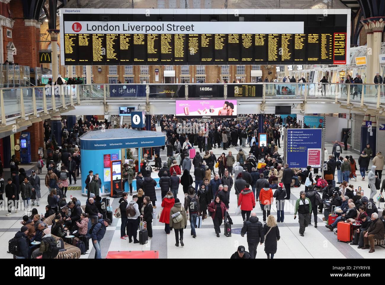 Stazione di Liverpool Street con cartelli informativi sulla chiusura nel periodo natalizio a causa di lavori di ingegneria, Londra, Regno Unito Foto Stock