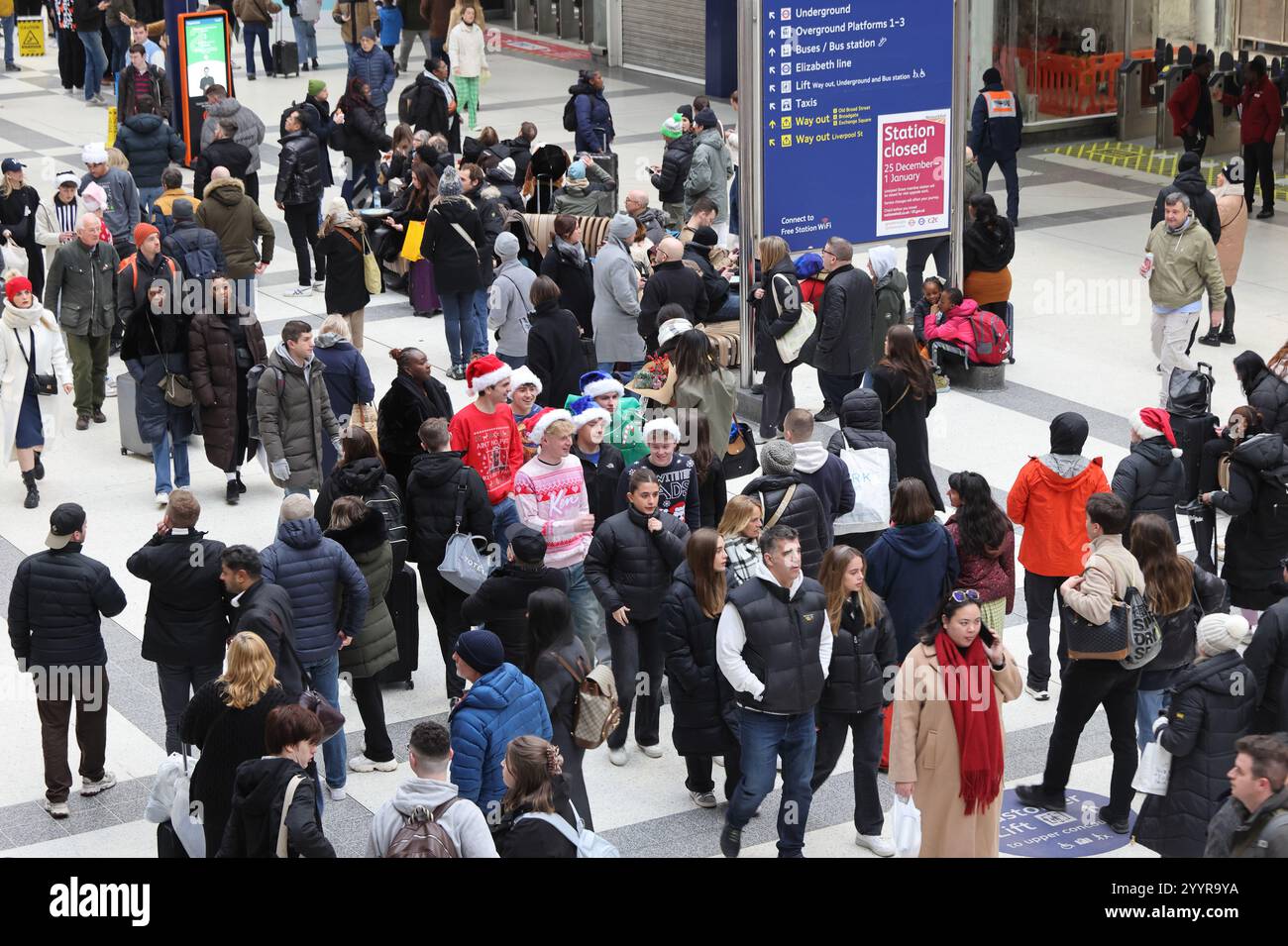 Stazione di Liverpool Street con cartelli informativi sulla chiusura nel periodo natalizio a causa di lavori di ingegneria, Londra, Regno Unito Foto Stock