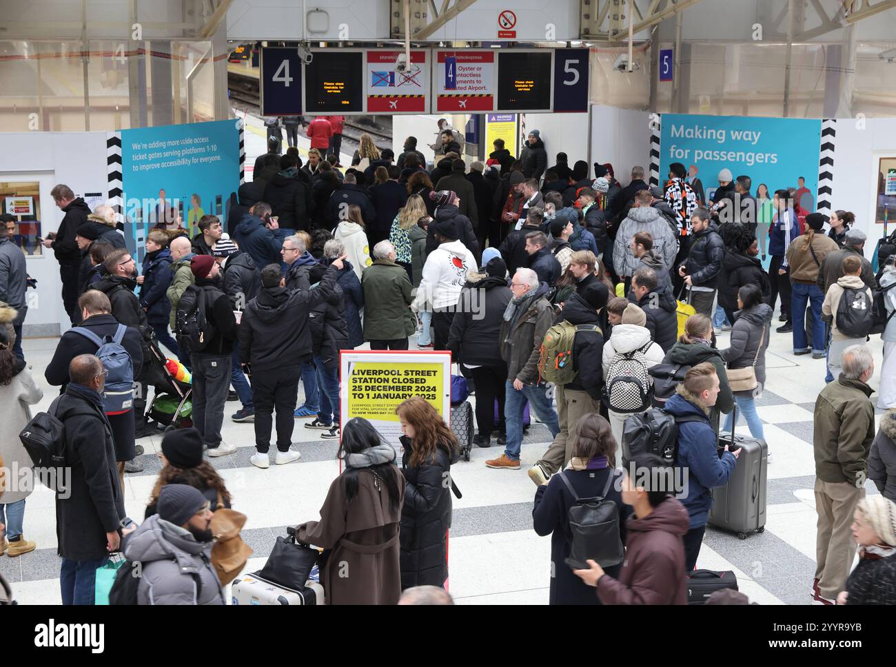 Stazione di Liverpool Street con cartelli informativi sulla chiusura nel periodo natalizio a causa di lavori di ingegneria, Londra, Regno Unito Foto Stock