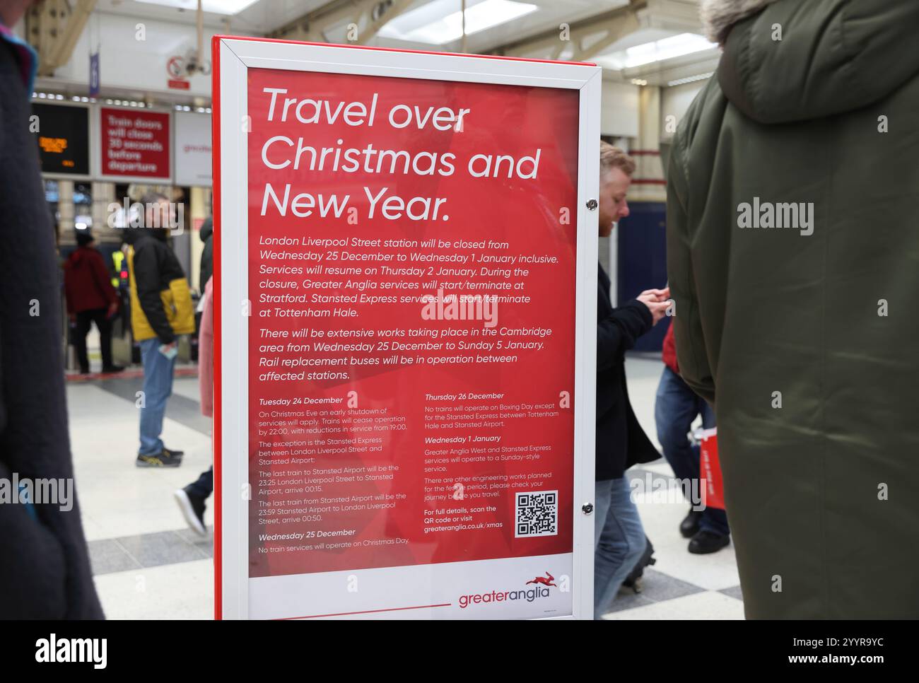 Stazione di Liverpool Street con cartelli informativi sulla chiusura nel periodo natalizio a causa di lavori di ingegneria, Londra, Regno Unito Foto Stock