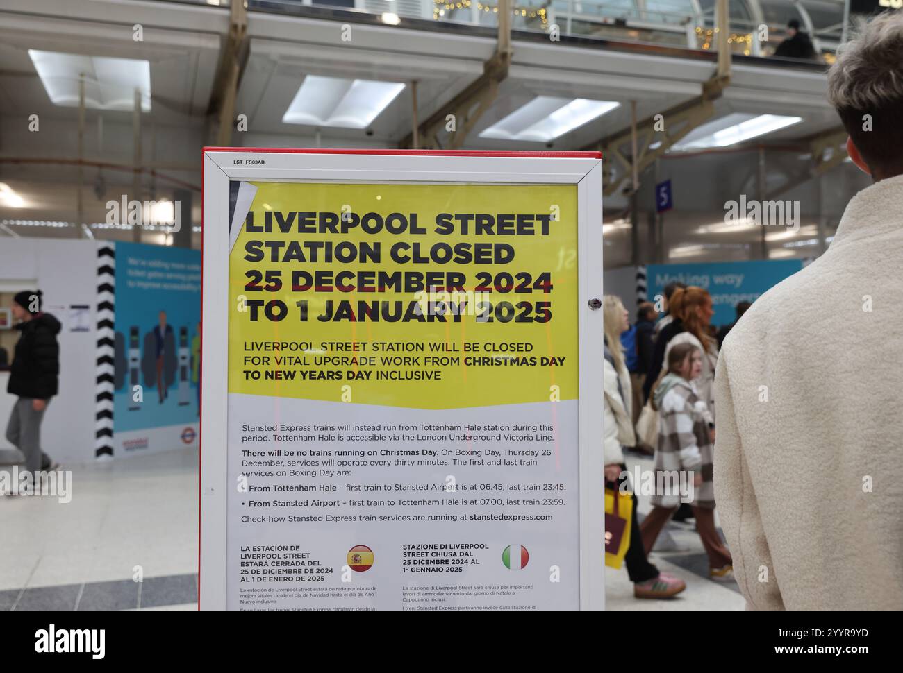 Stazione di Liverpool Street con cartelli informativi sulla chiusura nel periodo natalizio a causa di lavori di ingegneria, Londra, Regno Unito Foto Stock