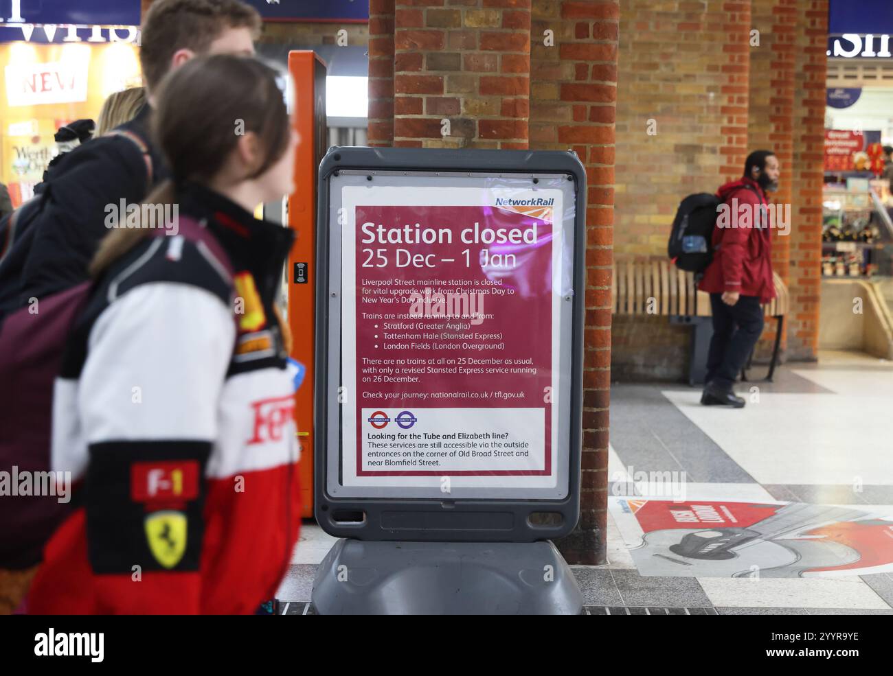 Stazione di Liverpool Street con cartelli informativi sulla chiusura nel periodo natalizio a causa di lavori di ingegneria, Londra, Regno Unito Foto Stock