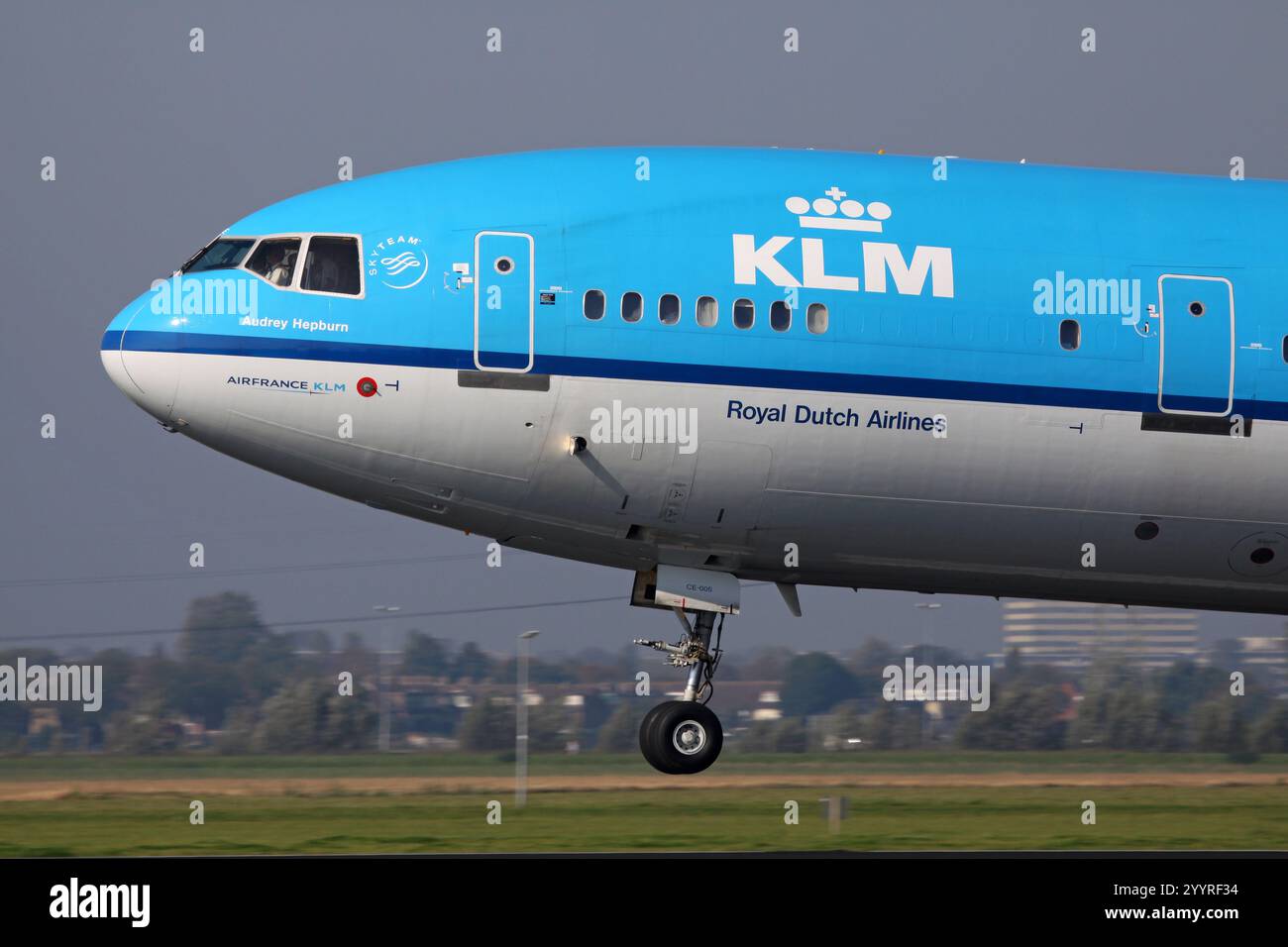 Primo piano del KLM McDonnell Douglas MD-11 PH-KCE che arriva all'aeroporto Schiphol di Amsterdam Foto Stock