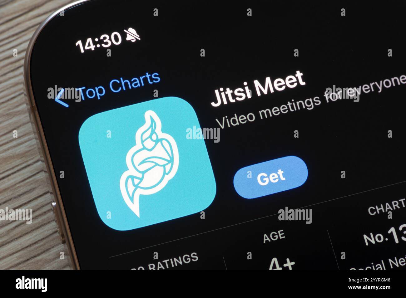 OSTRAVA, CECHIA - 23 NOVEMBRE 2024: App store con Jitsi Meet video meeting e app di messaggistica mobile da installare Foto Stock