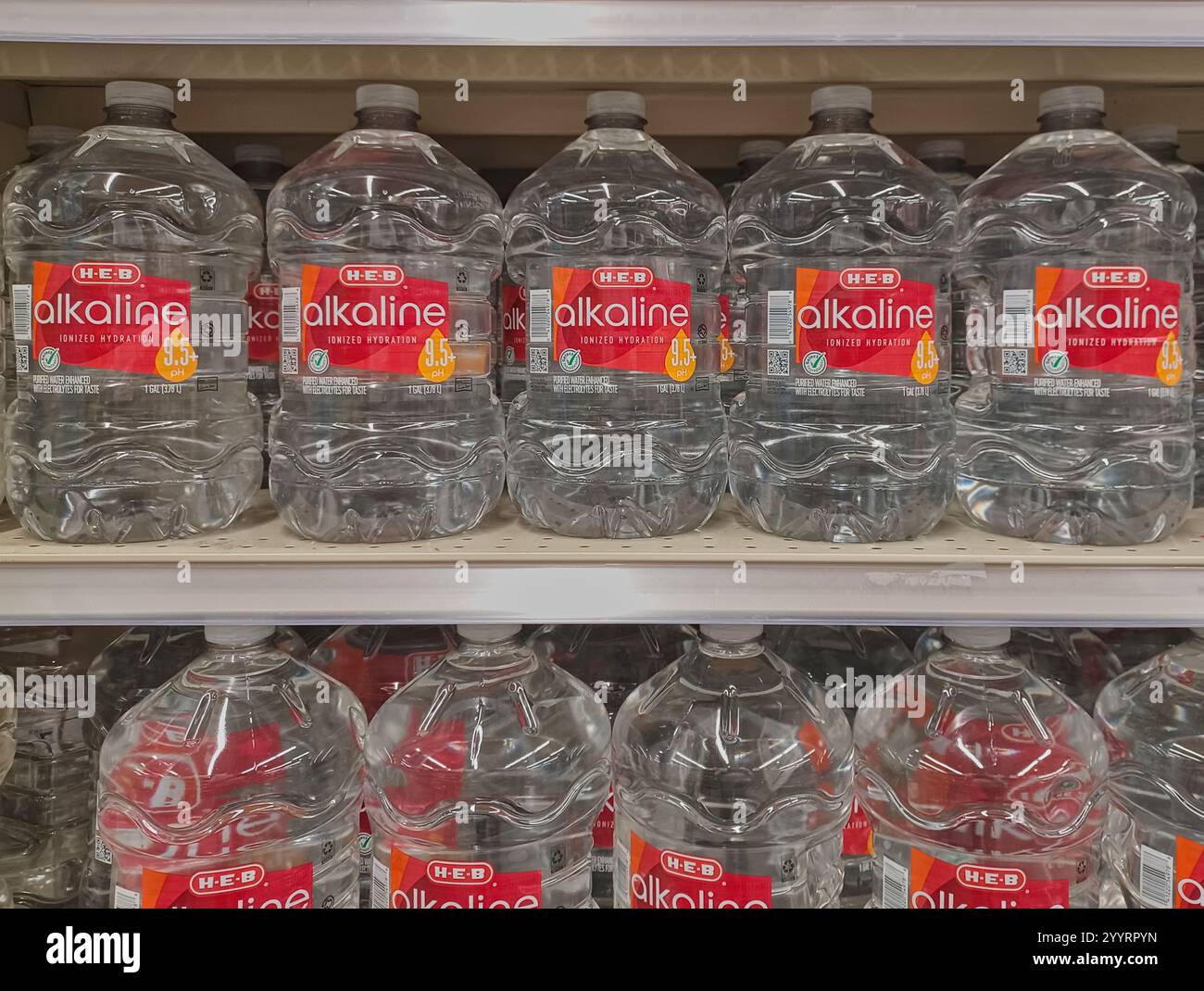 Houston, Texas USA 12-15-2024: Bottiglie d'acqua alcaline sugli scaffali dei supermercati. Foto Stock
