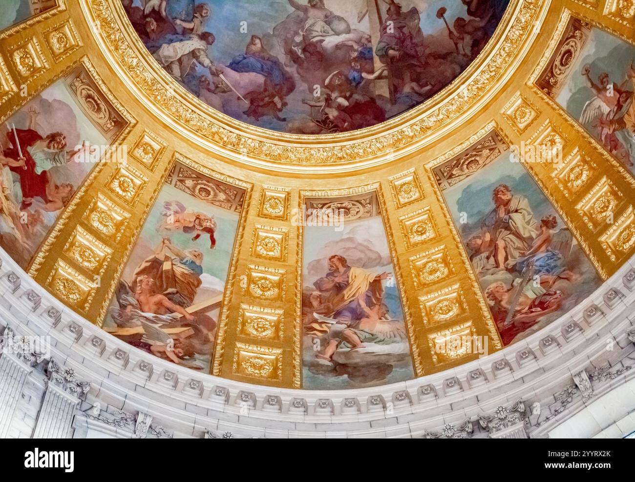 Intricate e dettagliate opere d'arte all'interno della cupola dorata della tomba napoleonica situata a Parigi in Francia Foto Stock