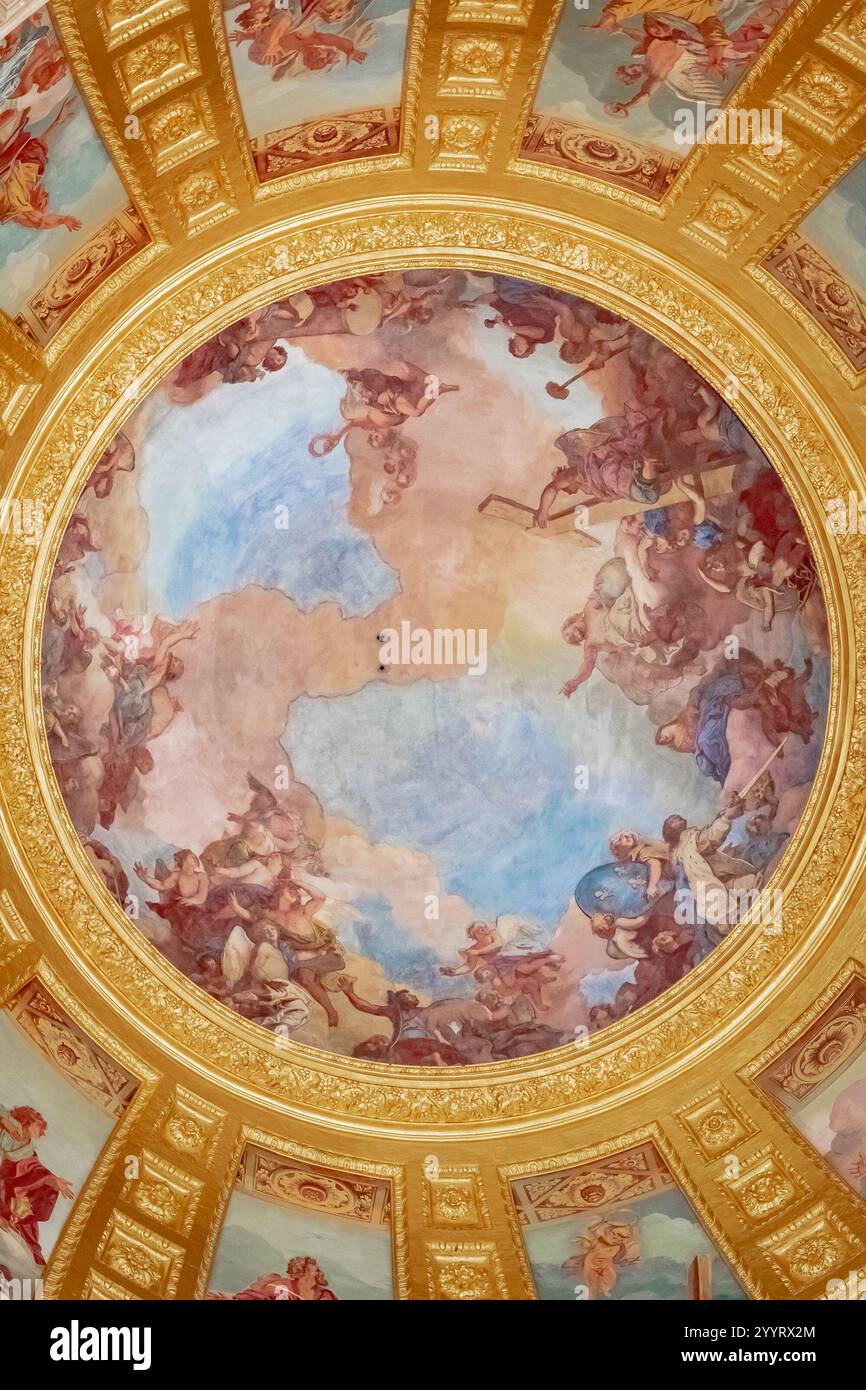 Intricate e dettagliate opere d'arte all'interno della cupola dorata della tomba napoleonica situata a Parigi in Francia Foto Stock