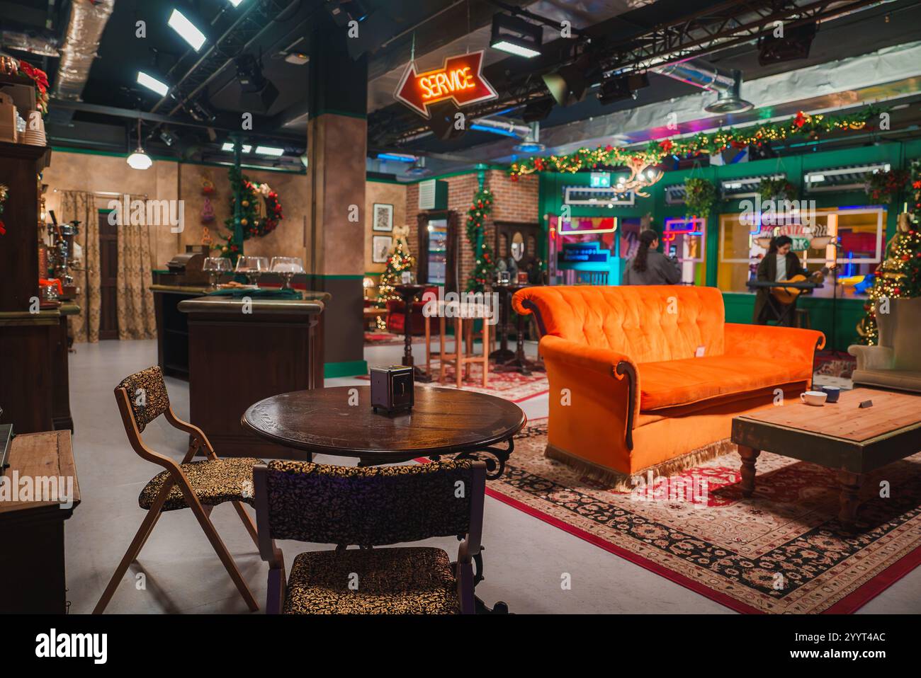 Replica del Central Perk Cafe con arredamento natalizio a Londra Foto Stock