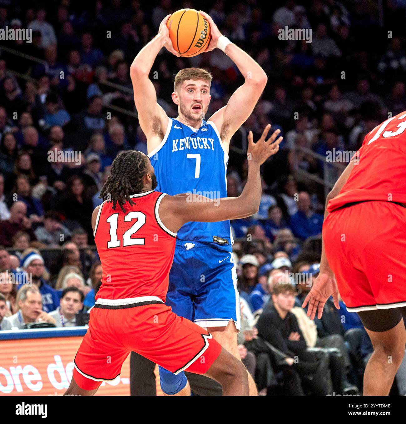 L'attaccante dei Kentucky Wildcats Andrew Carr (7) è difeso dalla guardia degli Ohio State Buckeyes Evan Mahaffey (12) nel primo tempo durante il CBS Sports Classic al Madison Square Garden di New York City sabato 21 dicembre 2024. Duncan Williams/CSM (immagine di credito: © Duncan Williams/Cal Sport Media) Foto Stock