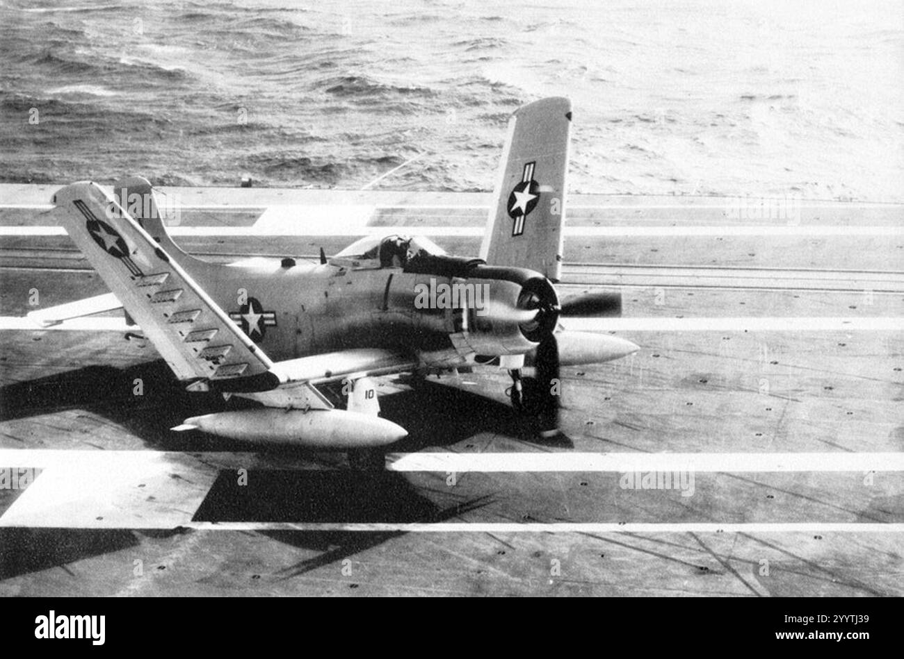 Douglas ad-6 Skyraider del va-152 ripiegando le ali dopo l'atterraggio a bordo della USS Coral Sea (CVA-43), circa nel 1960. Foto Stock