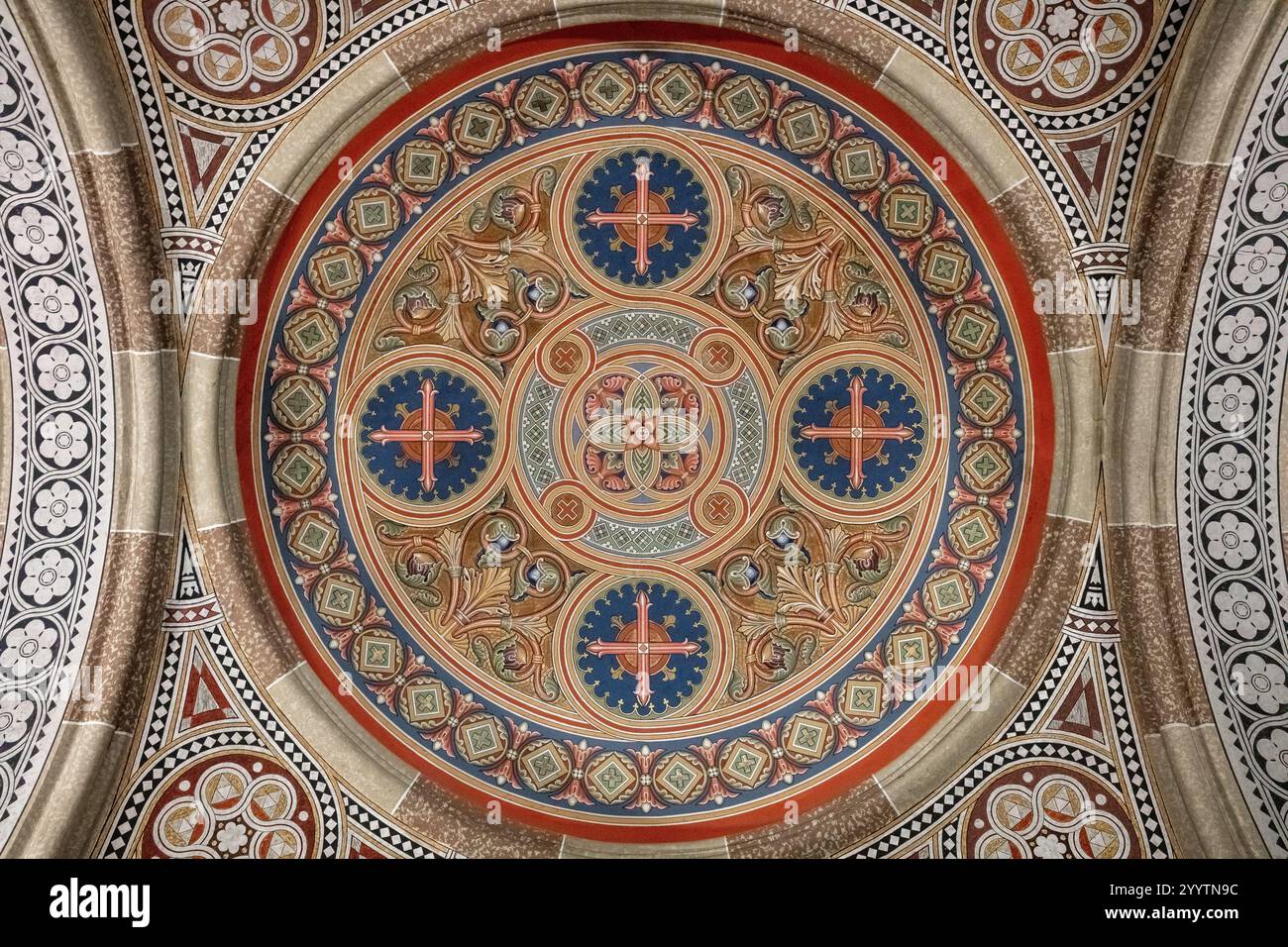 Un grande cerchio decorato e multicolore con una croce al centro. Il cerchio è circondato da cerchi e stelle più piccoli. La scena e' grandiosa e.. Foto Stock