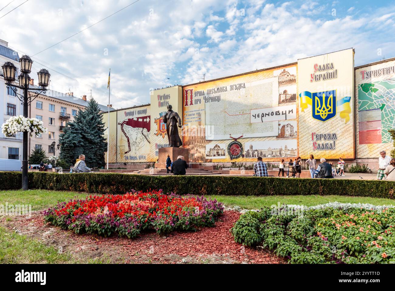 Un grande murale su un edificio con una statua di un uomo nel mezzo. Il murale è pieno di colori diversi e presenta molti dettagli. CE ne sono diverse Foto Stock