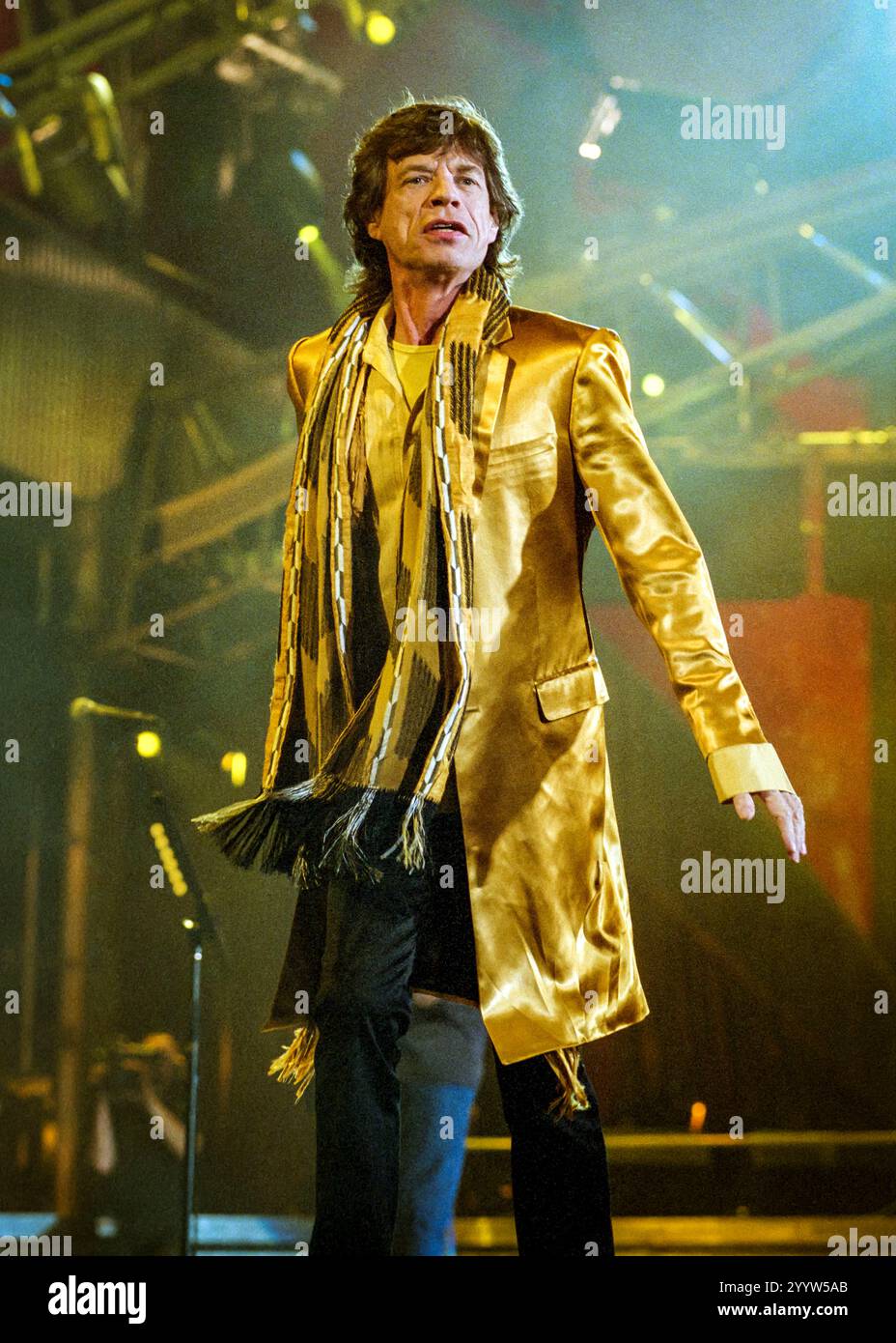 I Rolling Stones, guidati dal leggendario Mick Jagger, hanno portato la loro energia elettrizzante allo Skydome (ora Rogers Centre), un luogo rinomato per ospitare spettacoli indimenticabili. Come uno dei più grandi frontman della storia del rock, Jagger ha affascinato il pubblico con il suo carisma senza pari, la presenza dinamica sul palco e la voce potente. Lo Skydome, con il suo esclusivo tetto apribile e l'enorme capacità, ha fornito l'ambiente perfetto per lo spettacolo più grande della vita degli Stones, mescolando l'iconico rock 'n' roll con un'atmosfera di pura eccitazione ed energia. Foto Stock