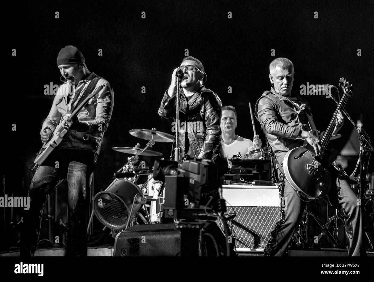 Gli U2 si esibiscono nell'U2 360° Tour di Toronto, IL. Canada allo Skydome. Questa foto mostra Bono, The Edge, Larry Mullen Jr. E Adam Clayton. Foto Stock
