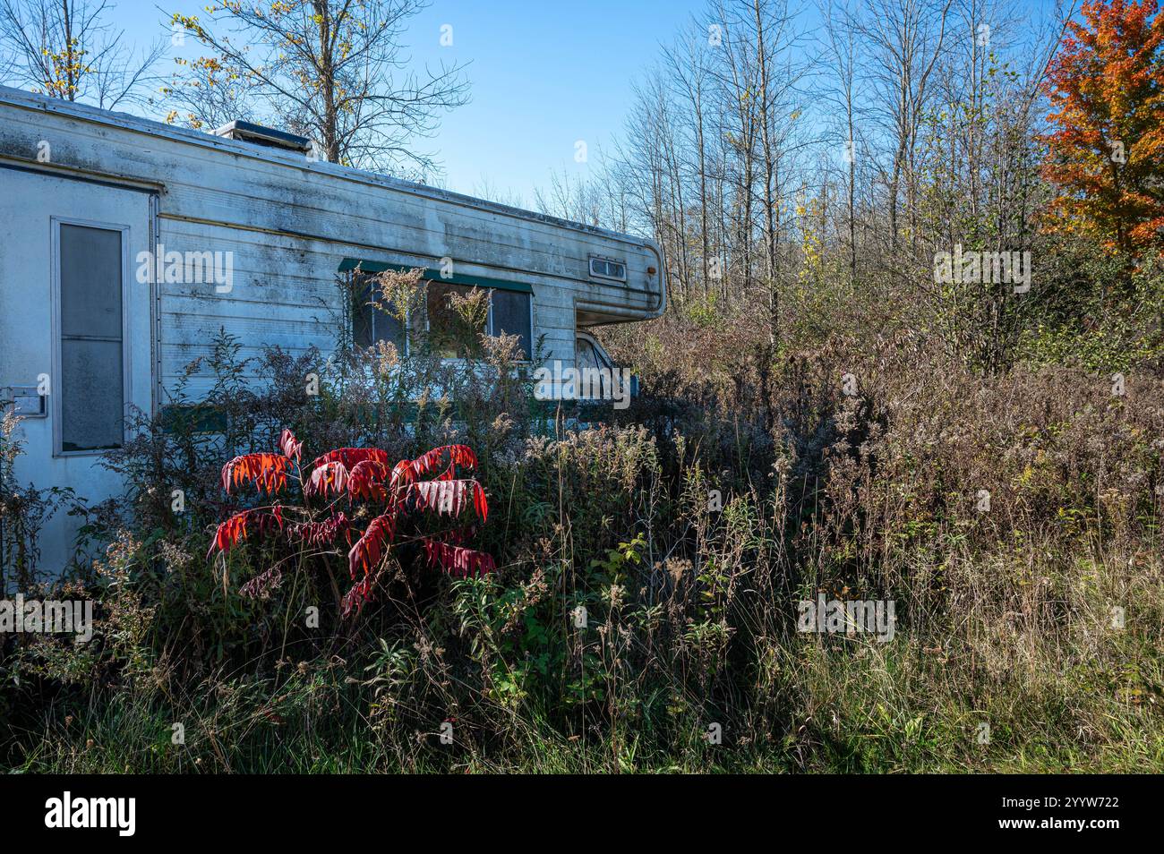 Vecchio camper abbandonato sul campo Foto Stock