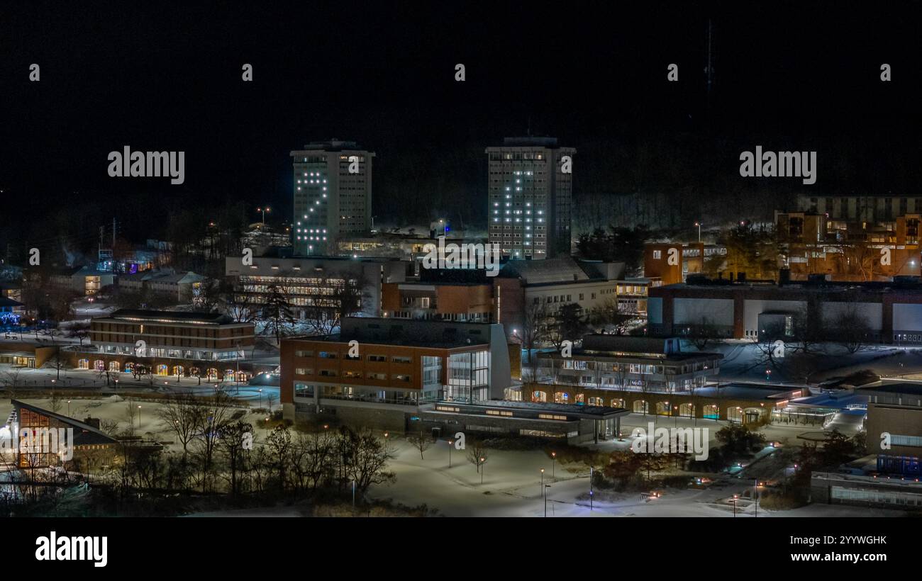 Ithaca, New York, Stati Uniti - 12-21-2024: Immagine aerea della tradizione annuale dell'Ithaca College di illuminare le torri residenziali est e ovest con gli ultimi due numeri Foto Stock