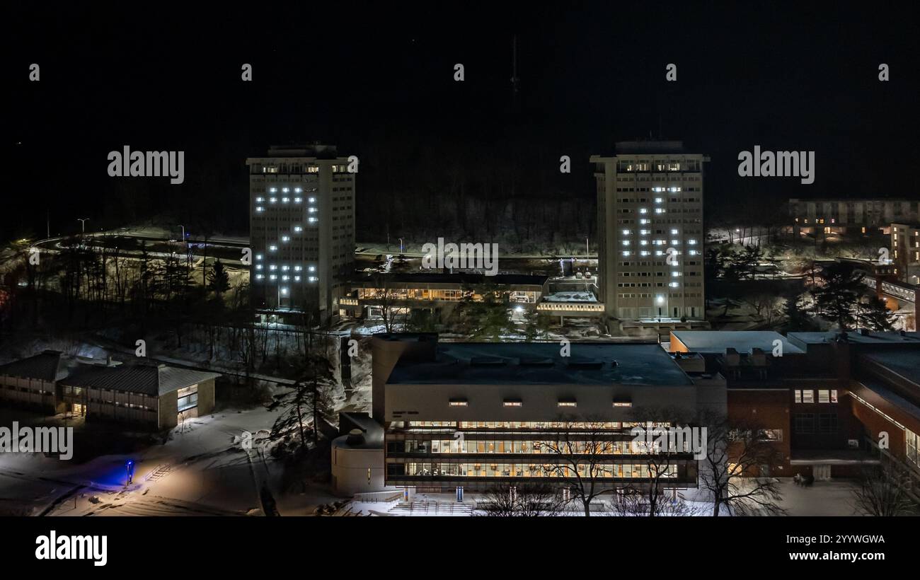 Ithaca, New York, Stati Uniti - 12-21-2024: Immagine aerea della tradizione annuale dell'Ithaca College di illuminare le torri residenziali est e ovest con gli ultimi due numeri Foto Stock