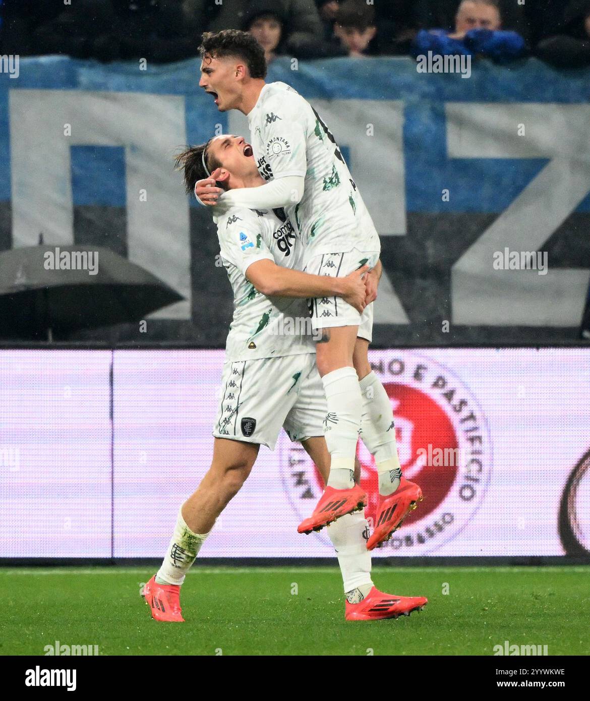 Bergamo, Italia. 22 dicembre 2024. Lorenzo Colombo di Empoli (L) celebra il suo gol con il compagno di squadra Sebastiano Esposito durante una partita di calcio di serie A tra Atalanta e Empoli a Bergamo, Italia, 22 dicembre 2024. Crediti: Alberto Lingria/Xinhua/Alamy Live News Foto Stock