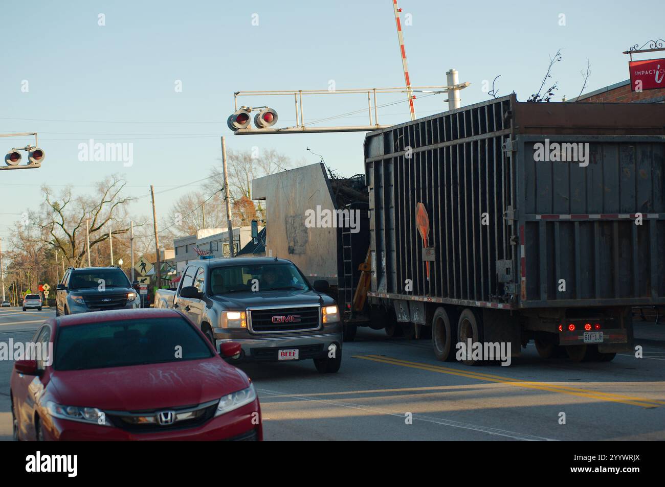 Uso editoriale solo il 19 dicembre 2024. Harlem, Georgia, Stati Uniti. Recupero con gru per trasporto rifiuti da parte di un rimorchio doppio specializzato dotato di c Foto Stock