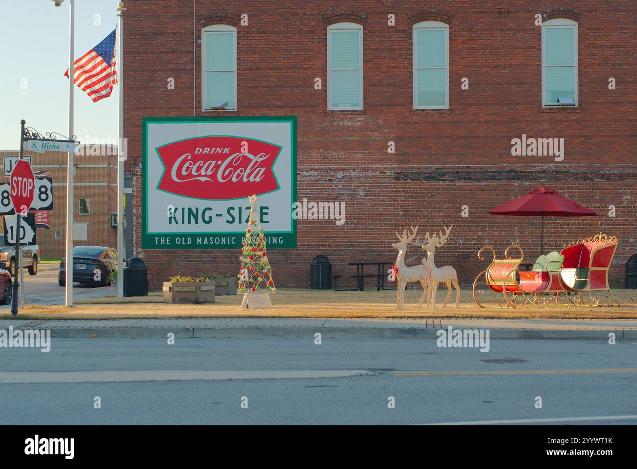 Solo per uso editoriale vista ampia 19 dicembre 2024. Harlem, Georgia, Stati Uniti. Lato dell'edificio in mattoni rossi del Masonic Lodge con cartello Coca Cola dipinto, American FLA Foto Stock