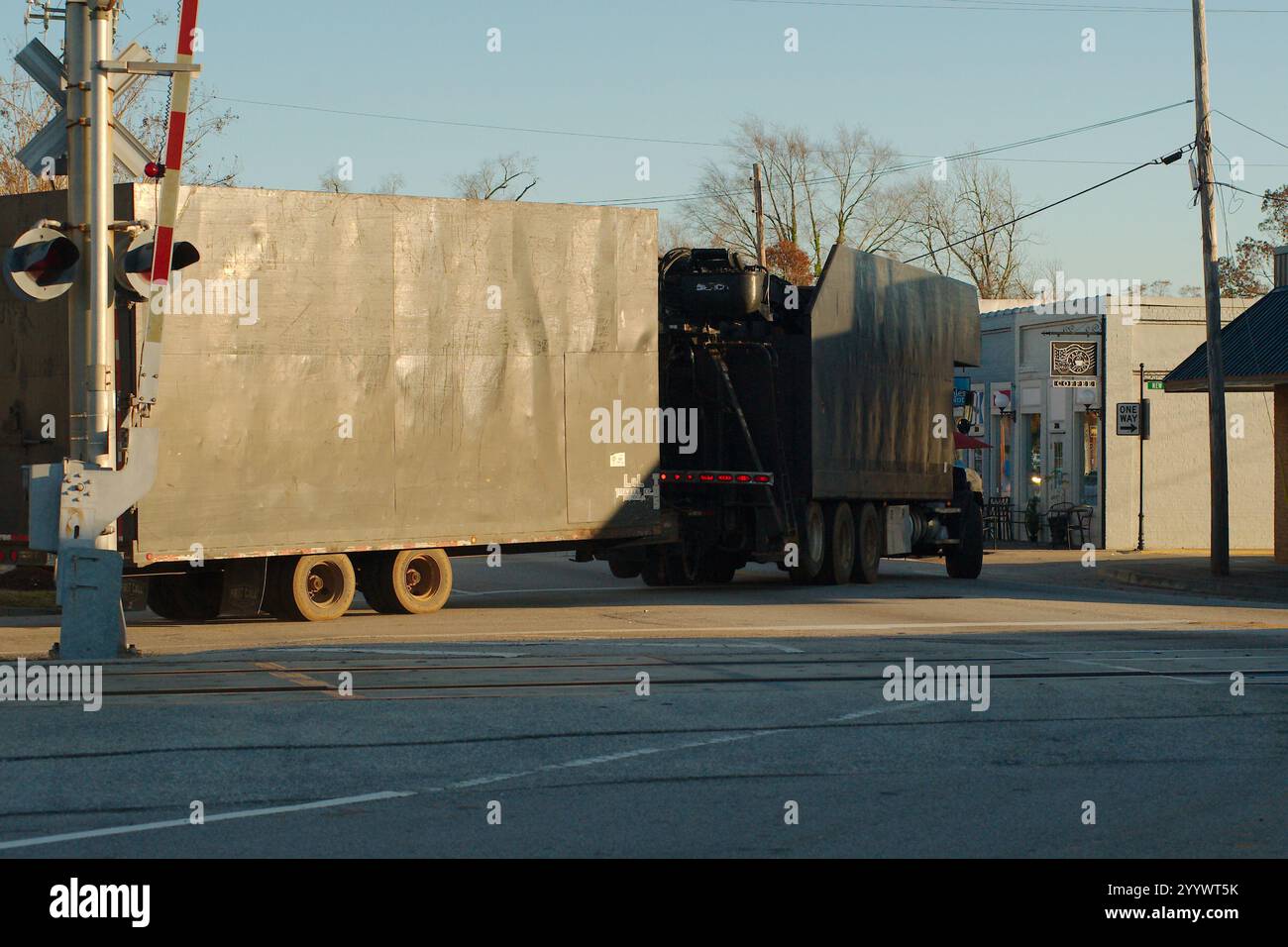 Uso editoriale solo il 19 dicembre 2024. Harlem, Georgia, Stati Uniti. Recupero con gru per trasporto rifiuti da parte di un rimorchio doppio specializzato dotato di c Foto Stock