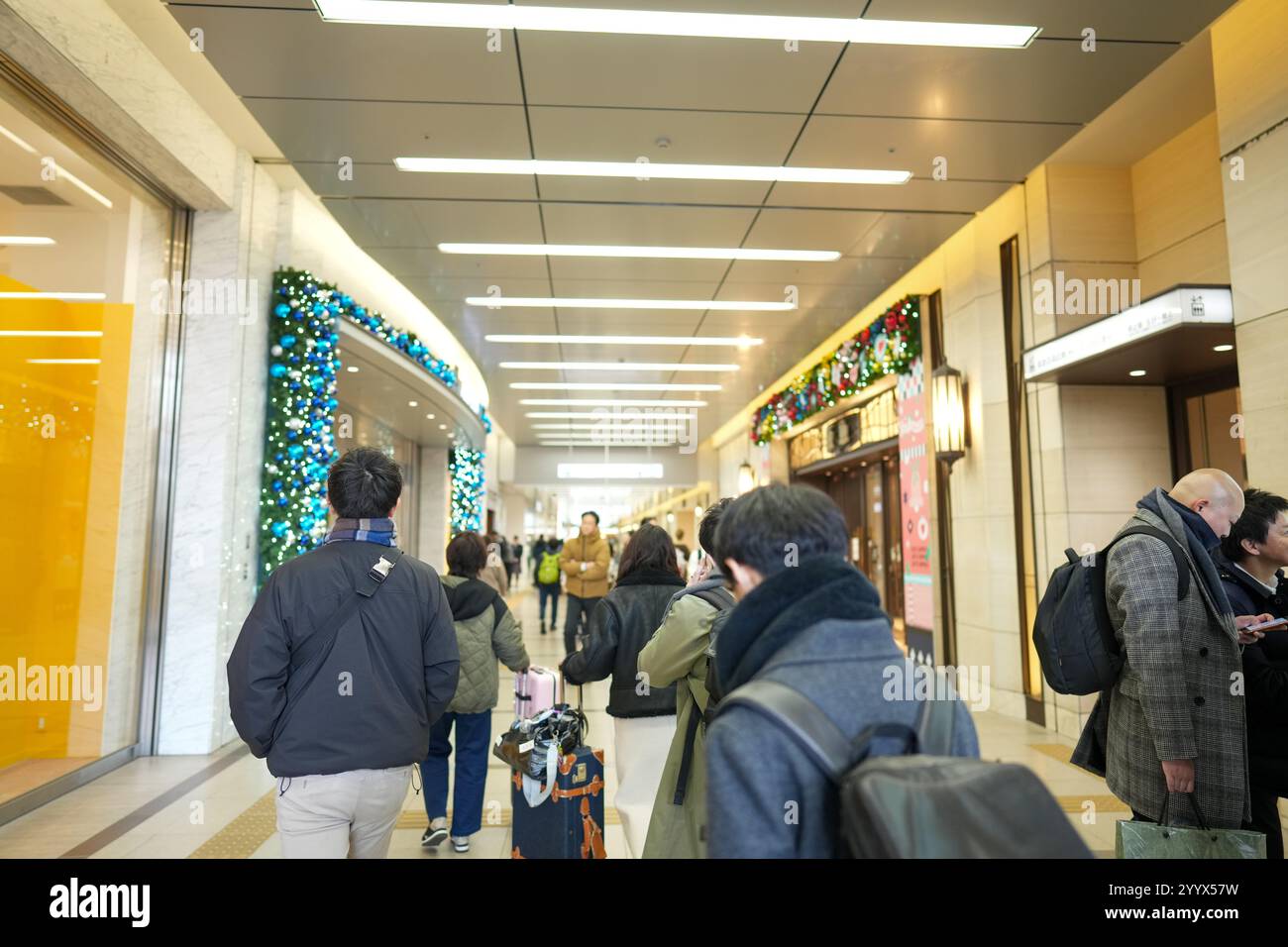 La stazione di Hakata e l'interno dell'edificio della stazione decorato con luci natalizie la mattina del 20 dicembre 2024. Foto Stock