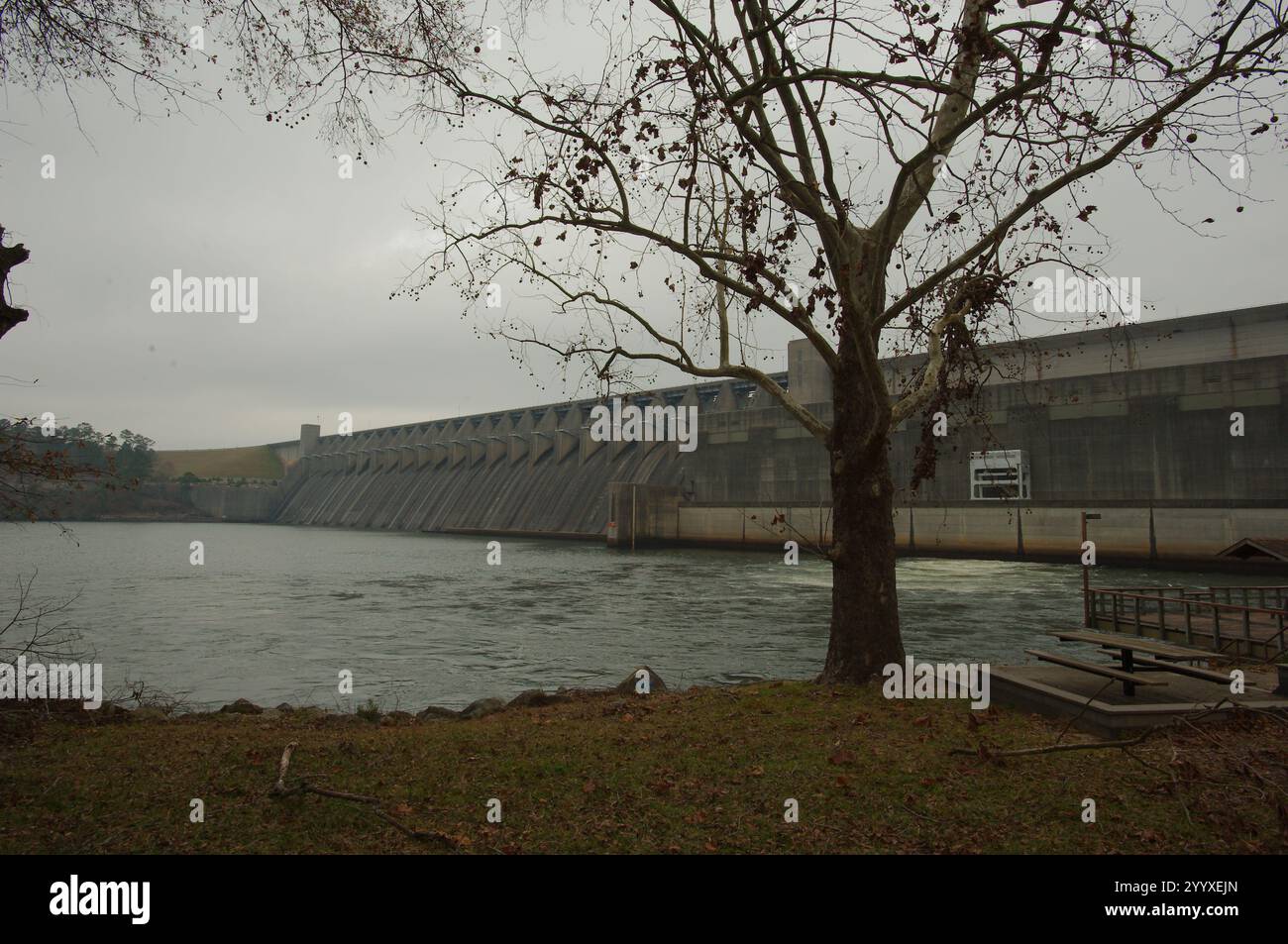 Solo per uso editoriale vista ampia 18 dicembre 2024. J. Strom Thurmond Lake Dam, nota anche come Clarks Hill Dam. Situato sul fiume Savannah. La diga aiuta a fornire e Foto Stock