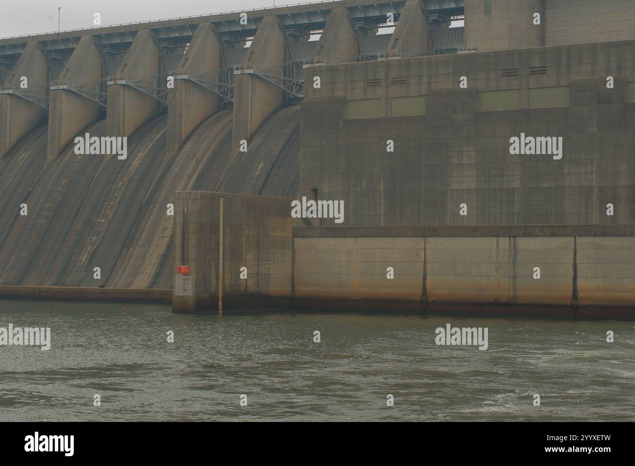 Uso editoriale solo vista ravvicinata 18 dicembre 2024. J. Strom Thurmond Lake Dam, nota anche come Clarks Hill Dam. Situato sul fiume Savannah. La diga aiuta provi Foto Stock