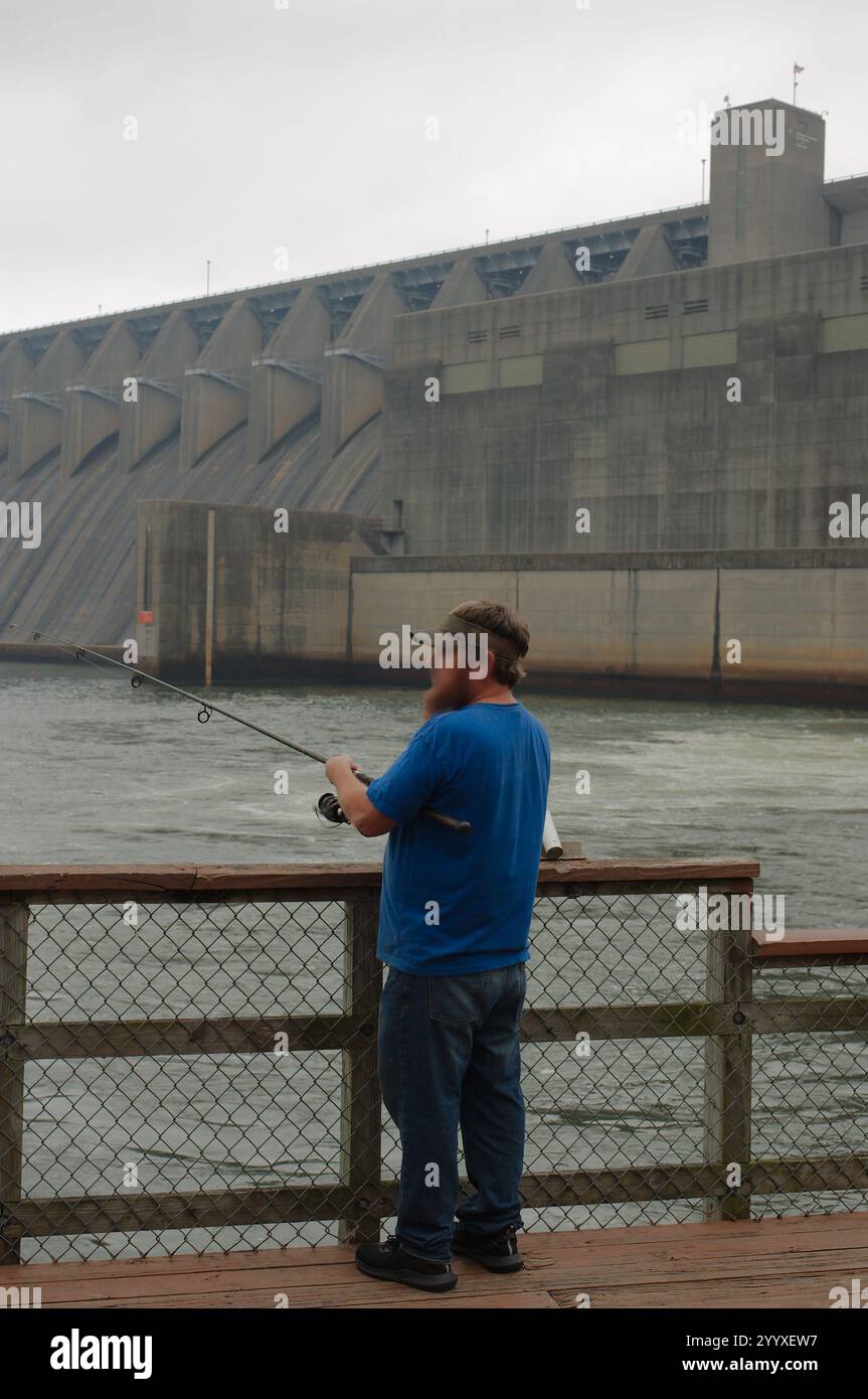 Editoriale Use Only Man Fishing Blue shirt and jeans 18 dicembre 2024. J. Strom Thurmond Lake Dam, nota anche come Clarks Hill Dam. Situato sul fiume Savannah. Foto Stock