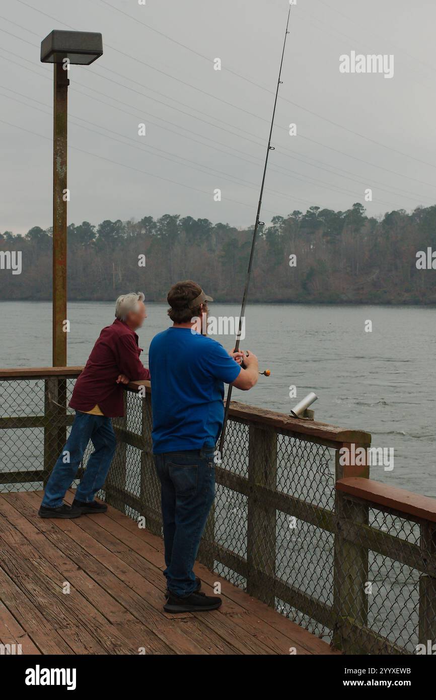 Editoriale Use Only Man Fishing Blue shirt and jeans 18 dicembre 2024. J. Strom Thurmond Lake Dam, nota anche come Clarks Hill Dam. Situato sul fiume Savannah. Foto Stock