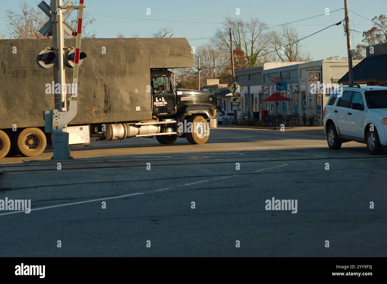 Uso editoriale solo il 19 dicembre 2024. Harlem, Georgia, Stati Uniti. Recupero con gru per trasporto rifiuti da parte di un rimorchio doppio specializzato dotato di c Foto Stock