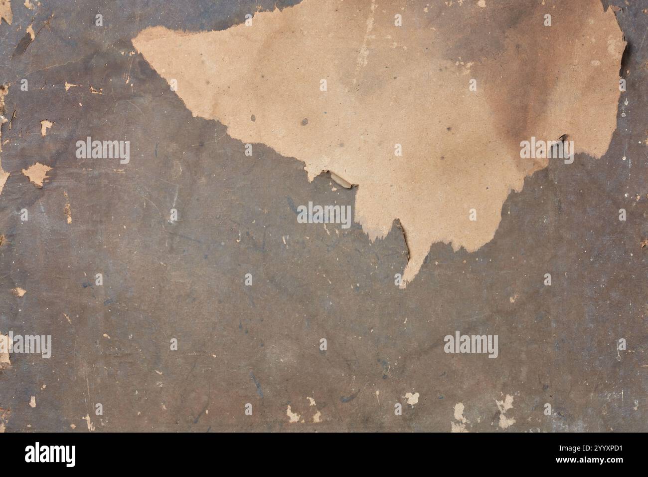 trama di sfondo della carta danneggiata o rovinata, grunge marrone strappato o staccato che rivela uno strato più leggero sotto la superficie, sfondo Foto Stock