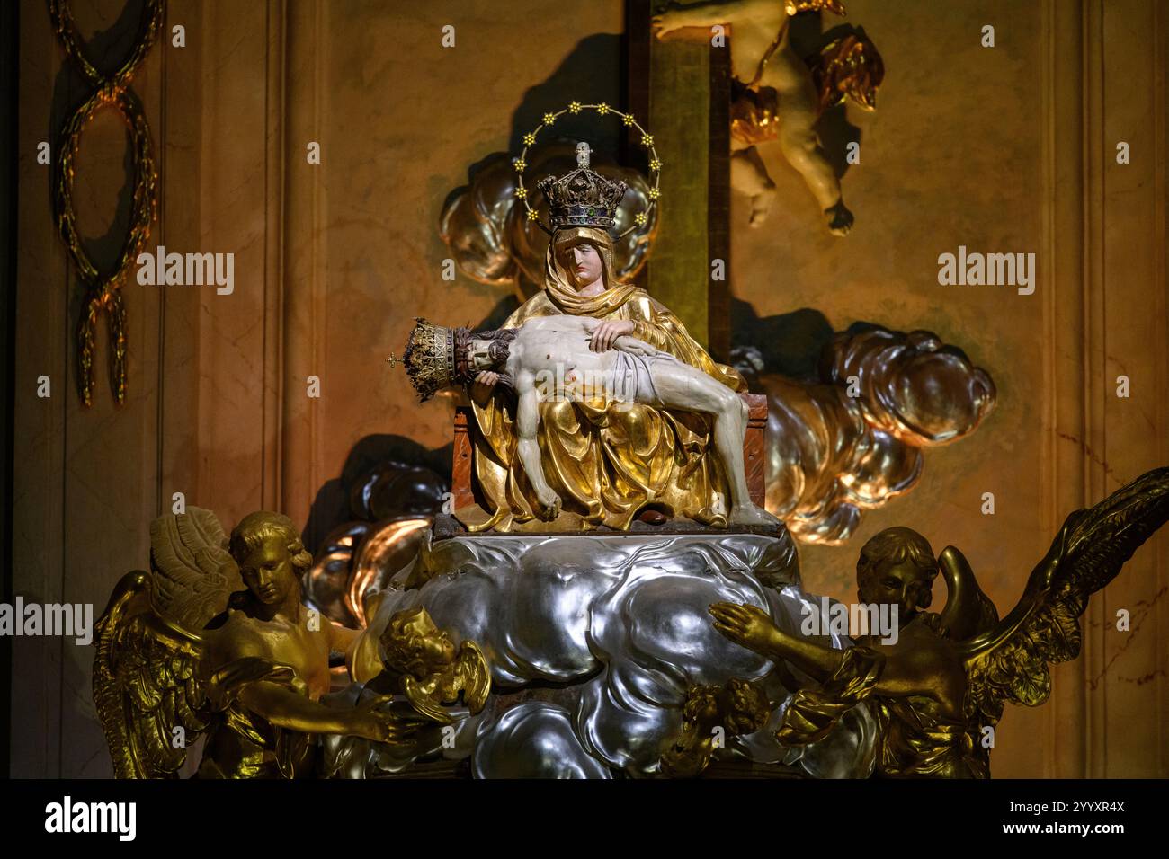 Nostra Signora dei dolori. Una statua sull'altare principale della Basilica di nostra Signora Addolorata (il Santuario Nazionale) a Šaštín-Stráže, Slovacchia. Foto Stock